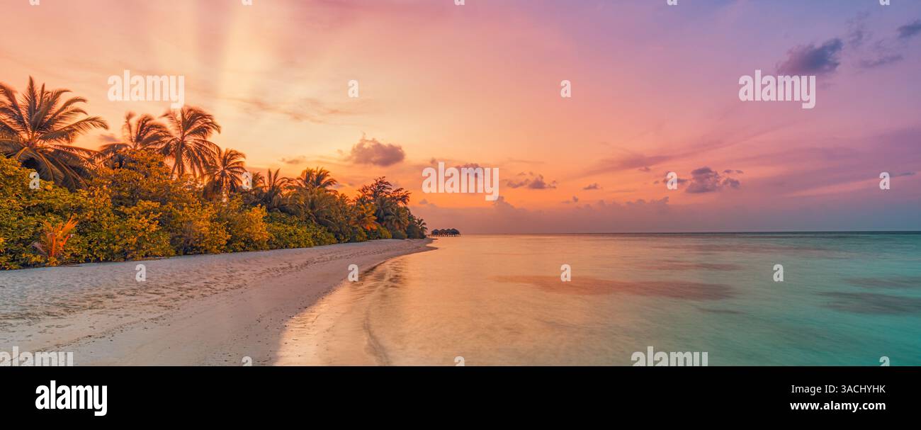 Paesaggio delle Maldive al tramonto sulla riva del cielo. Scoprite il paradiso tropicale con spiagge tranquille, mare calmo, splendido orizzonte dorato con panorama sulle palme di cocco Foto Stock