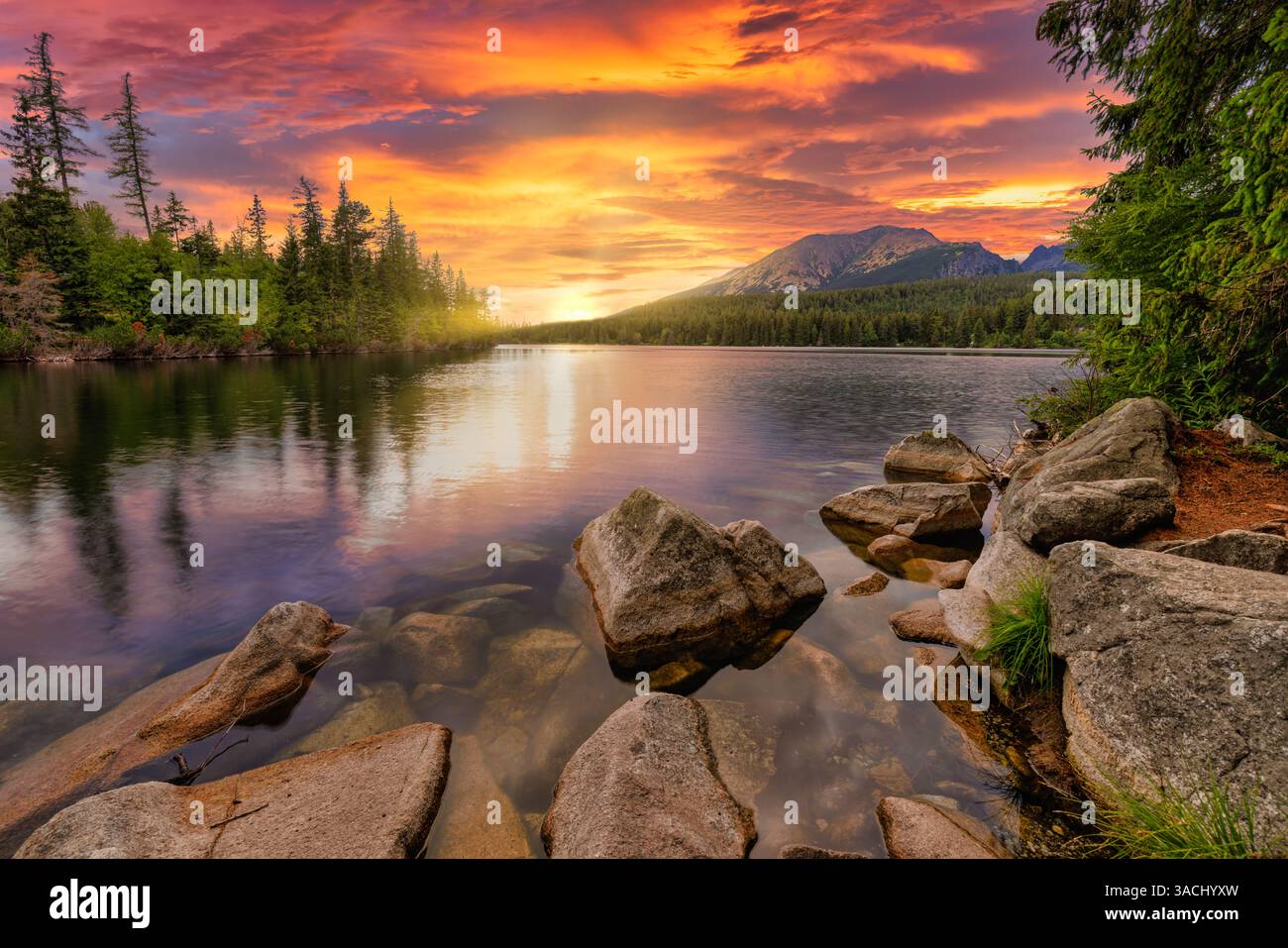 Il panorama mozzafiato dei pini del lago al tramonto è perfetto. Incredibile avventura escursionistica nella natura serenità e bellezza ispirano. Nuvole di cielo incredibilmente brillanti Foto Stock