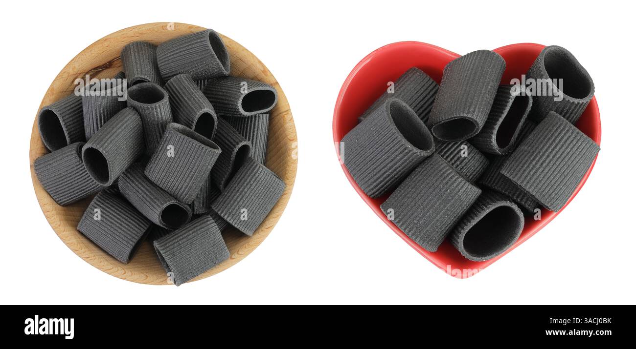 Pasta nera con inchiostro di seppia in ciotola di legno isolata su fondo bianco. Vista dall'alto. Spianatura piatta. Foto Stock