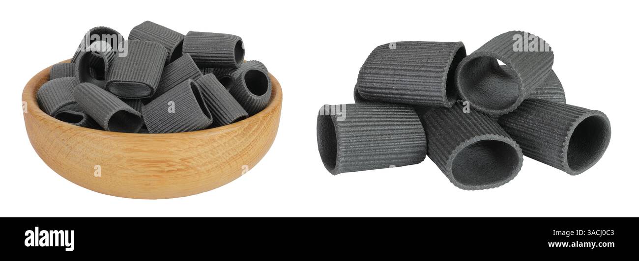 Pasta nera con inchiostro di seppia in ciotola di legno isolata su fondo bianco. Foto Stock