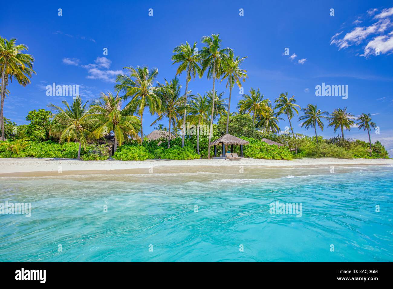 Paradiso di spiaggia tropicale mozzafiato, sabbia bianca, mare soleggiato, palme, tranquillo scenario costiero. Un incredibile relax durante i viaggi. Carta da parati di lusso Foto Stock