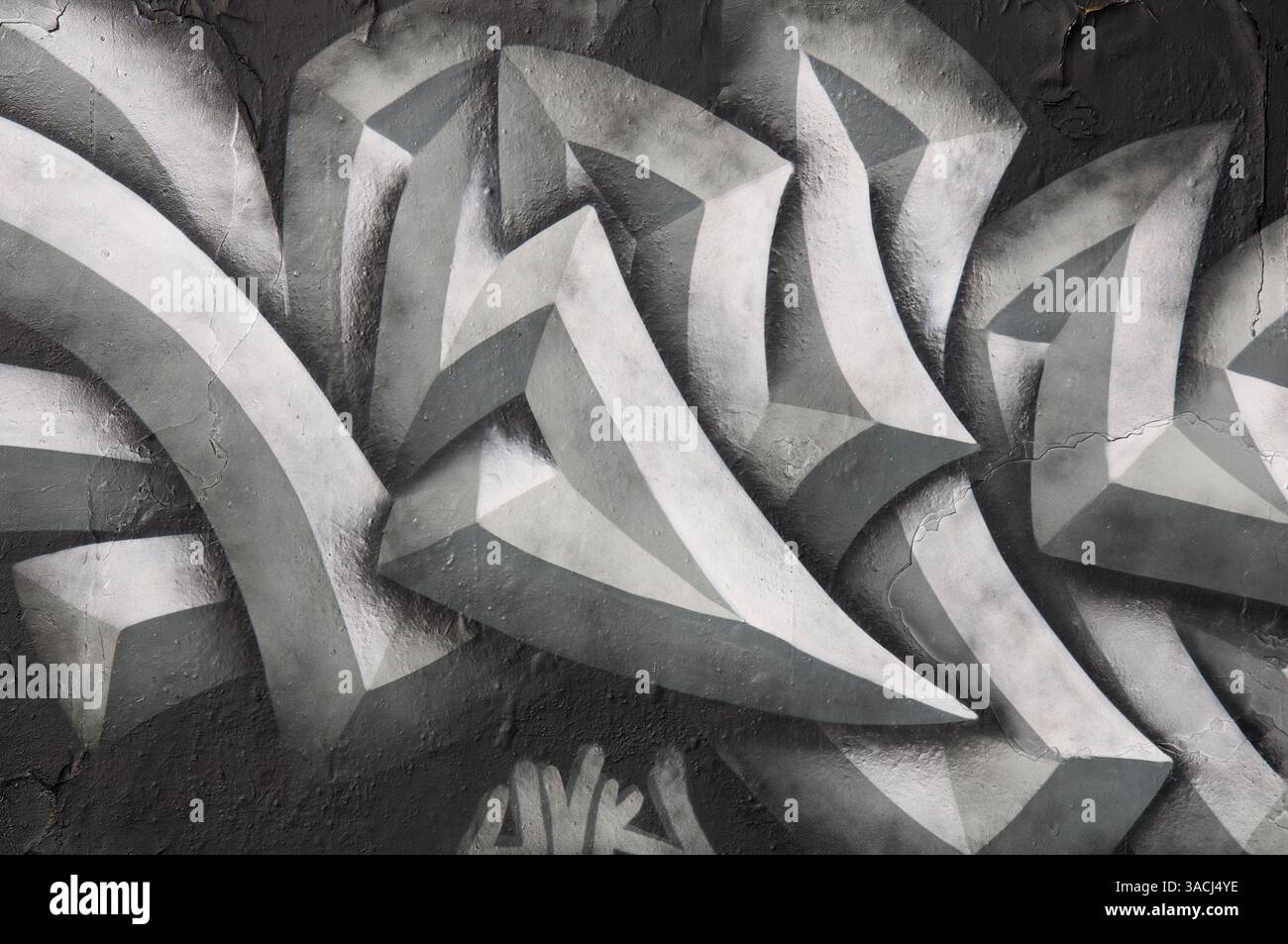 Street art urbana. Design monocromatico di forme grafiche intrecciate, dipinte su una parete sotto il cavalcavia Fleetsbridge a Poole. Dorset, Inghilterra, Regno Unito. Foto Stock