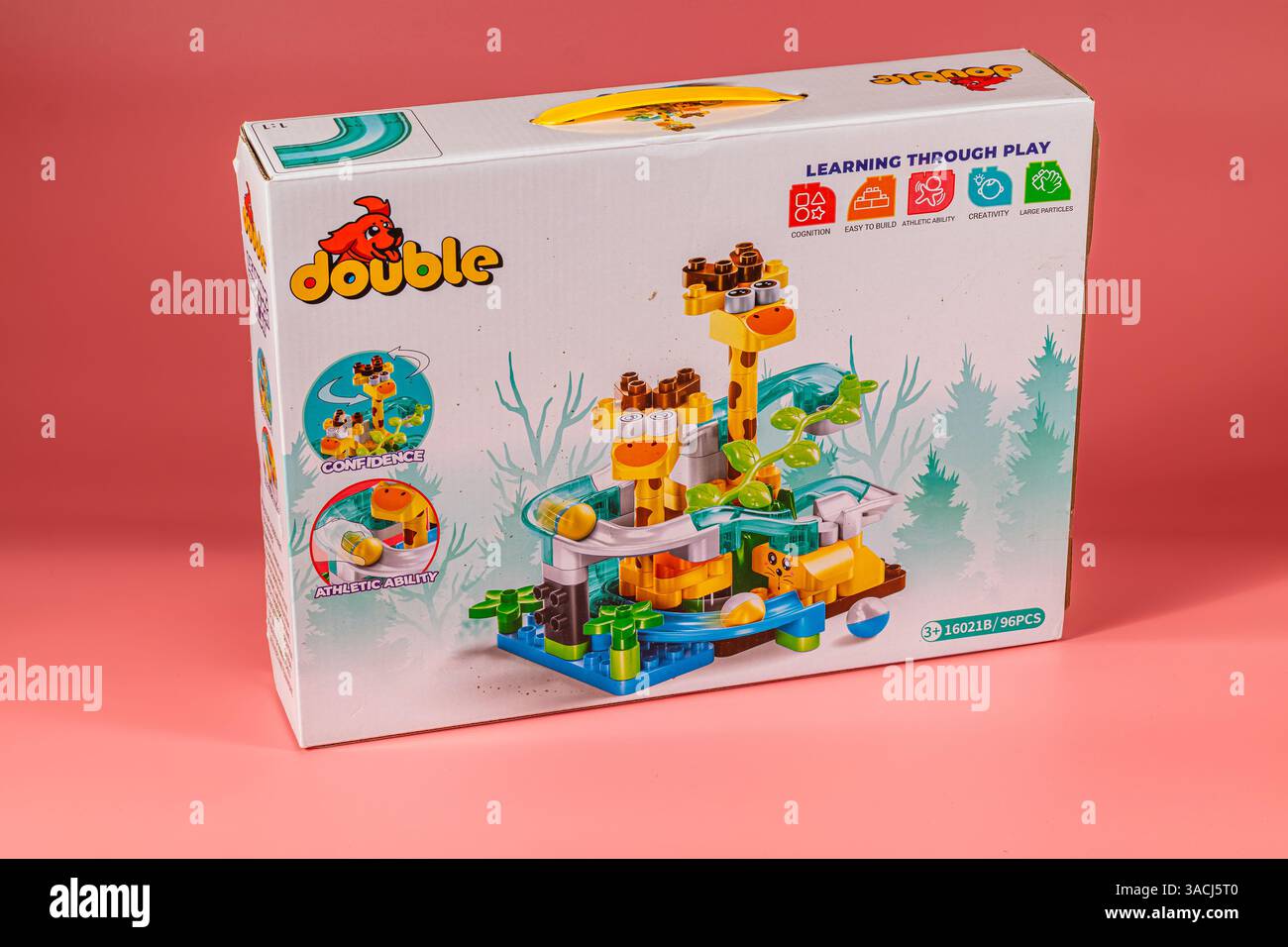 Questo vivace set di edifici presenta un design giocoso, promuovendo la creatività e l'apprendimento per i bambini dai 3 anni in su, perfetto per lo sviluppo Foto Stock