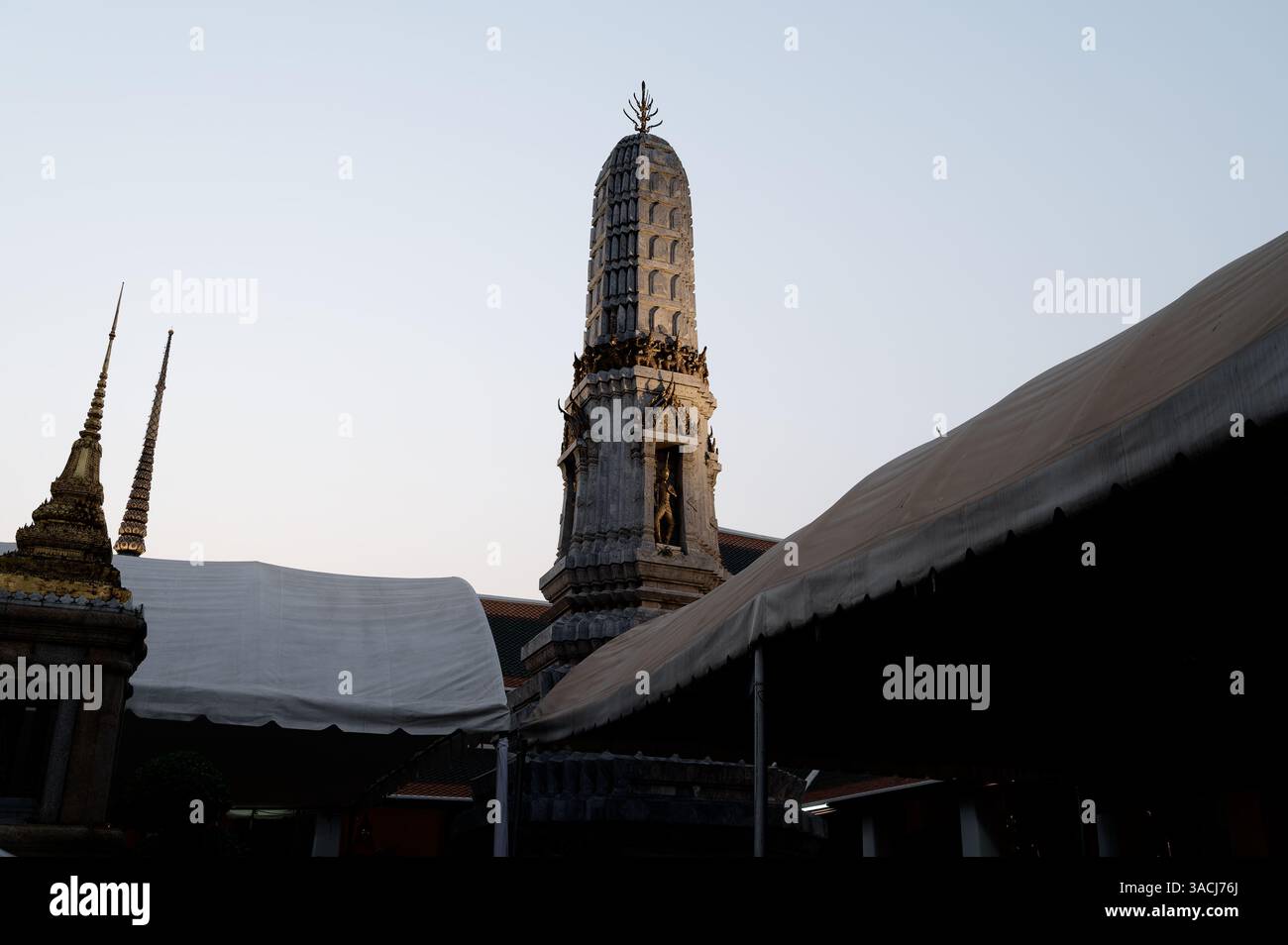 Stupa risplende nell'ora d'oro al tempio di Wat Pho Foto Stock Stupa risplende nell'ora d'oro al tempio di Wat Pho Foto Stock