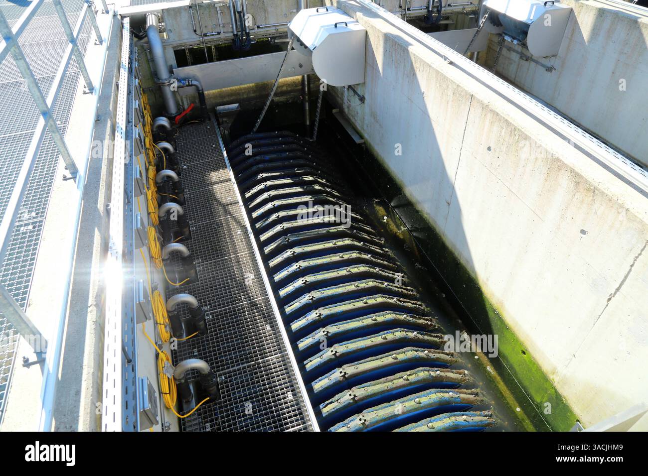 04.04.2025 Dortmund, Einweihung der vierten Reinigungsstufe in der Käranlage Deusen. Die Emschergenossenschaft weiht die weltweit größte Tuchfilteranlage ein. MIT dem Ausbau der Kläranlage können jetzt auch Mikrostoffe wie zum Beispiel Medikamentenreste oder Pflanzenschutzmittel aus dem Wasser eleminiert werden. Blick auf schon im Einsatz befindliche Tuchfilter. Die Pumpen wurden für die besswere Sichtbarkeit abgestellt. *** 04 04 2025 Dortmund, inaugurazione della quarta fase di trattamento presso l'impianto di trattamento delle acque reflue di Deusen l'Emschergenossenschaft inaugura il più grande fil di stoffa del mondo Foto Stock