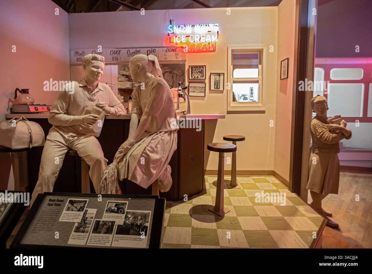 Birmingham, Alabama - il Birmingham Civil Rights Institute. Un display mostra una giovane coppia bianca al bancone del pranzo dove una giovane donna nera non lo è Foto Stock