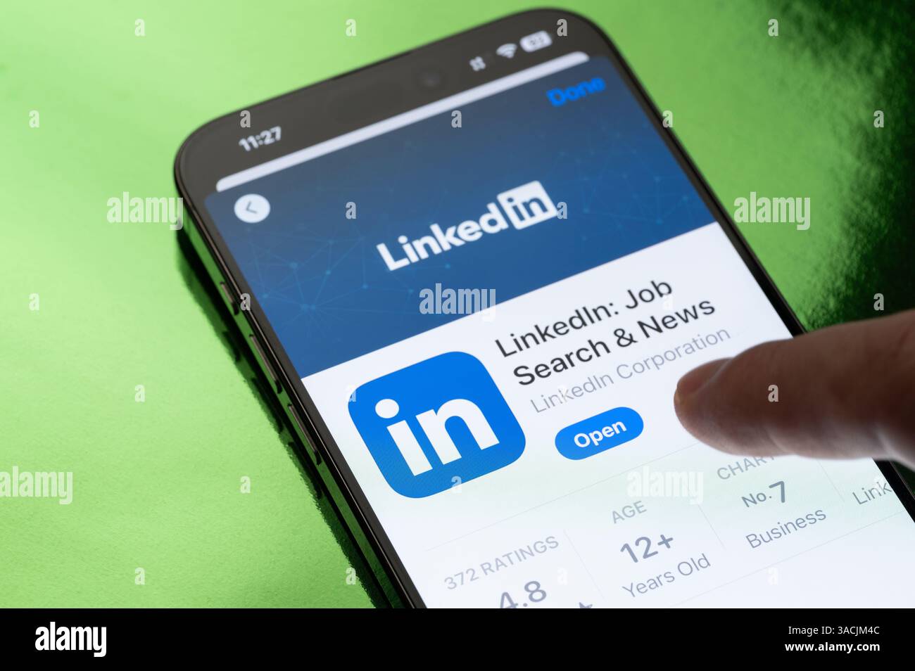 New York, USA - 30 marzo 2025: Apertura dell'app LinkedIn sullo schermo dello smartphone vista ravvicinata Foto Stock
