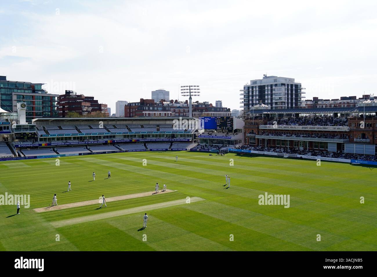 Una visione generale del gioco il primo giorno della partita del Rothesay County Championship al Lord's Cricket Ground, Londra. Data foto: Venerdì 4 aprile 2025. Foto Stock