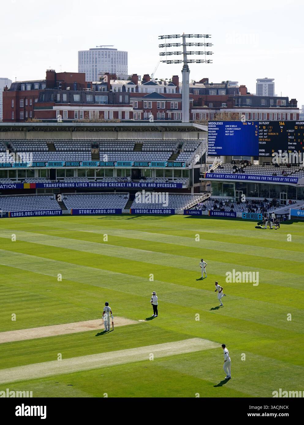 Una visione generale del gioco il primo giorno della partita del Rothesay County Championship al Lord's Cricket Ground, Londra. Data foto: Venerdì 4 aprile 2025. Foto Stock