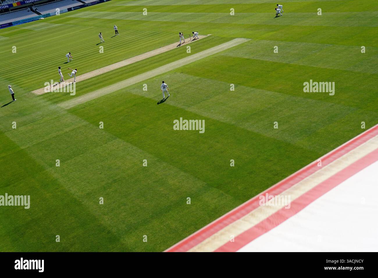 Una visione generale del gioco il primo giorno della partita del Rothesay County Championship al Lord's Cricket Ground, Londra. Data foto: Venerdì 4 aprile 2025. Foto Stock