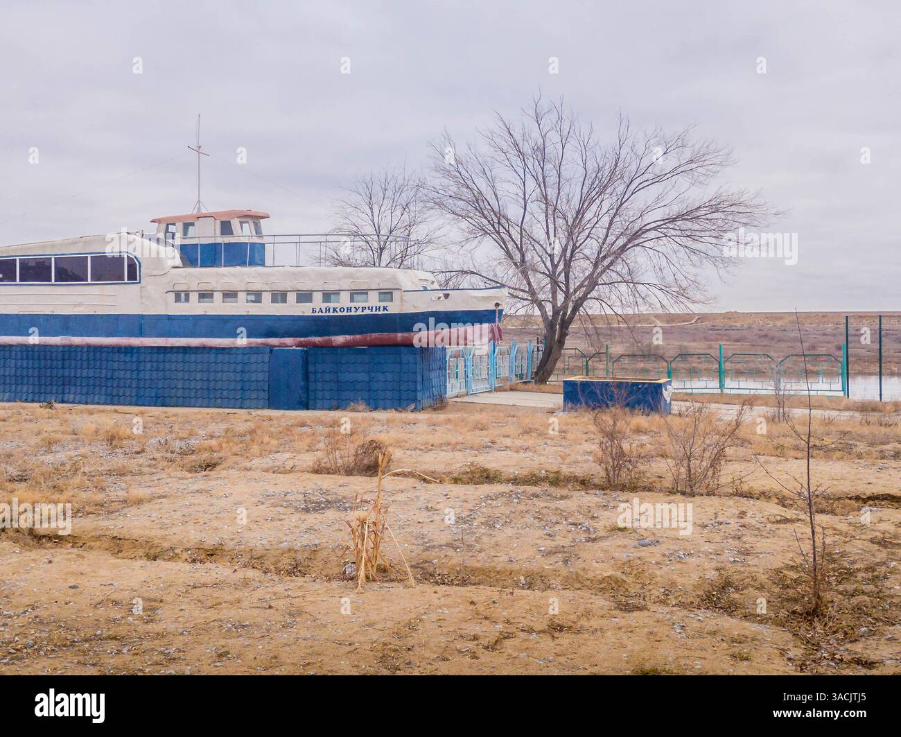 Il battello fluviale 'Baikonurchik' sulla costa del fiume Syr Darya a Baikonur, famosa città russa dell'industria spaziale in Kazakistan. Foto Stock