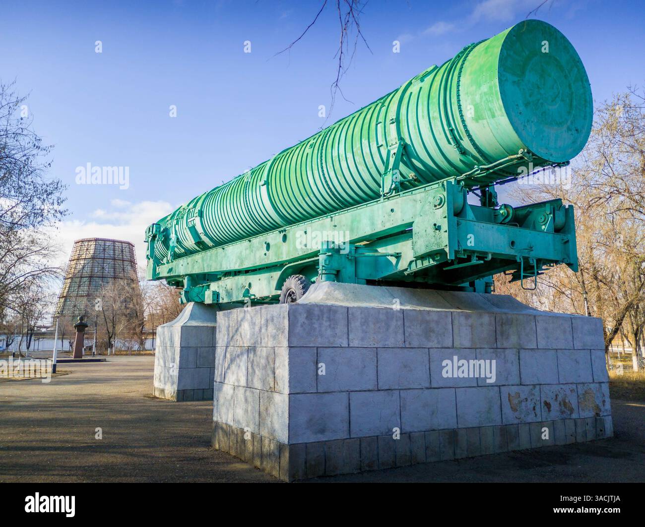 Monumento sovietico al missile ICBM 15А15 (noto anche come MR-UR-100 Sotka) a Baikonur, città russa in Kazakistan. Foto Stock
