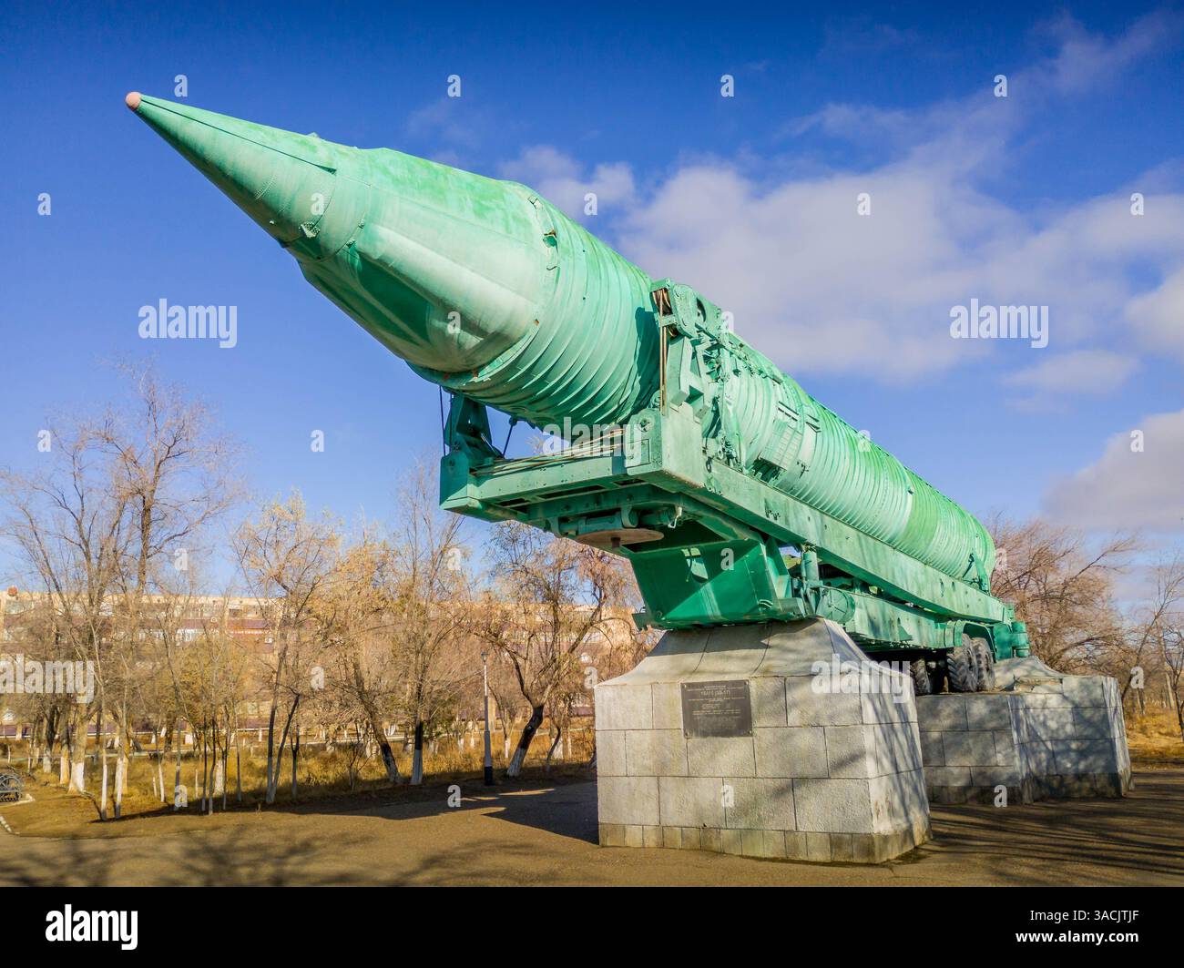 Memoriale del missile balistico intercontinentale sovietico 15А15 (noto anche come MR-UR-100 Sotka) nella città russa di Baikonur, affittato dalla Russia dal Kazakistan Foto Stock