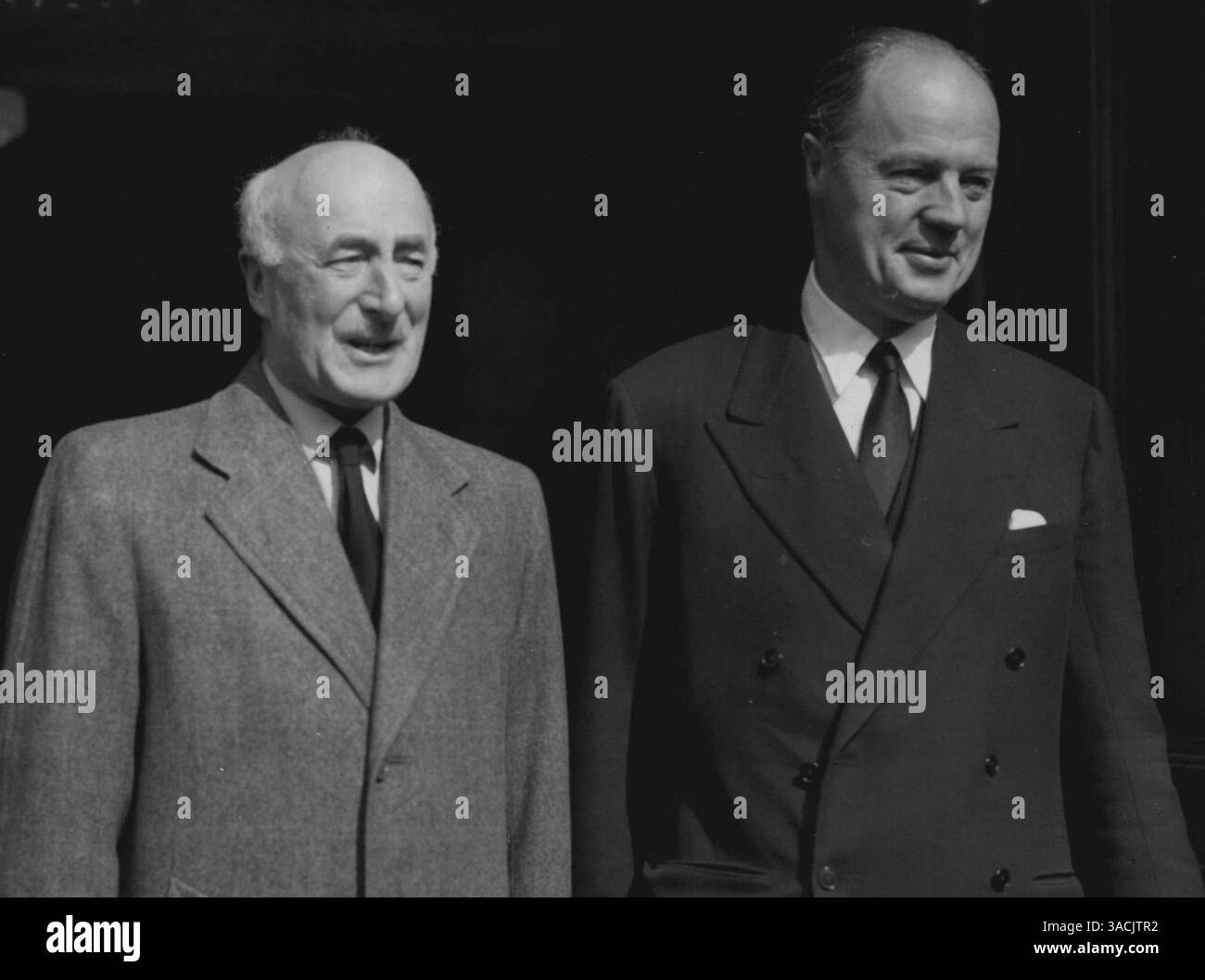 Cercando di terminare lo sciopero di giornale Laurence Cadbury, sinistra, presidente della cronaca, e lord Rothermere, presidente della posta quotidiana croup e presidente della associazione dei proprietari di giornale (NPA) giungono oggi al ministero del lavoro. Aprile 14, per un incontro con i leader sindacali che è con i leader sindacali che si spera possa porre fine allo sciopero dei giornali di Londra del 20day. L'incontro segue la pubblicazione di ieri della relazione di una corte d'inchiesta che ha esortato lo zoo colpisce gli elettricisti a tornare al lavoro, ha definito le loro richieste 'irrealistiche' e la loro azione di sciopero 'precipitare' e 'ingiusto Foto Stock