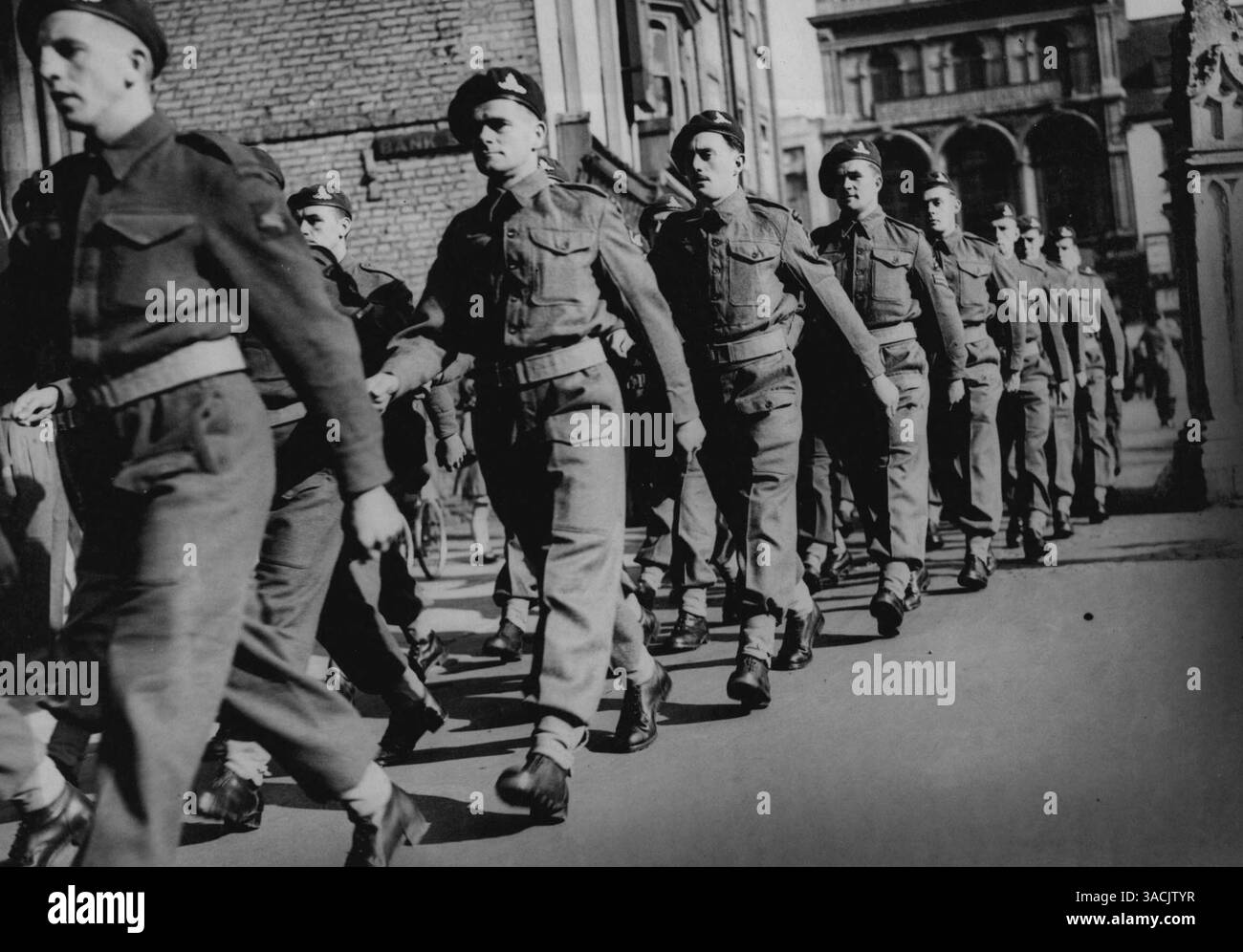 Servizio commemorativo per gli Eroi di Arnhem - uomini del primo British. La Divisione Airborne, che combatté ad Arnhem, marciò nella chiesa di una città mercato inglese, dove tennero un servizio commemorativo per i loro compagni caduti. 4 ottobre 1944. (Foto di Planet News Ltd.) Foto Stock