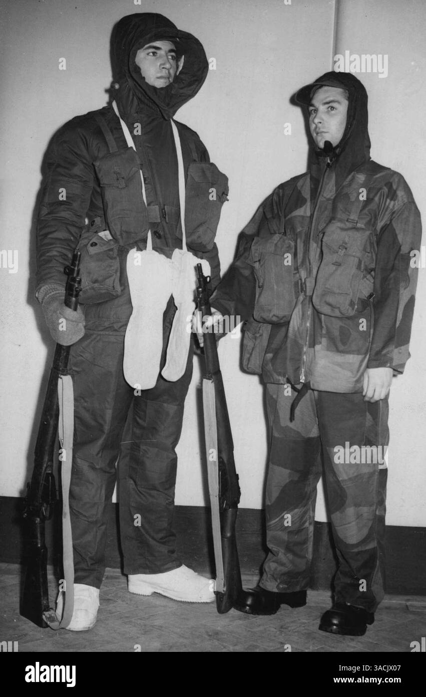 New Cold Weather Clothing for Korea Troops - il nuovo abbigliamento per il freddo (a sinistra) per le truppe in Corea, per sostituire l'equipaggiamento che è stato insoddisfacente l'anno scorso visto con l'abbigliamento vecchio stile (a destra). Tra gli oggetti c'è un nuovo fumetto da combattimento e pantaloni. È stato riferito che gran parte dell'areale è stata spedita in Corea. 19 settembre 1951. Foto Stock