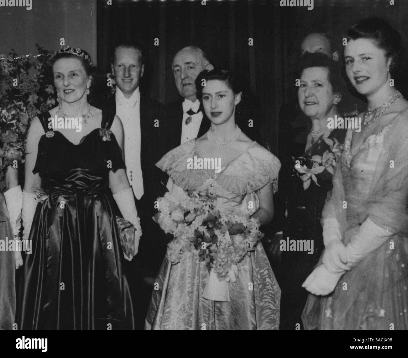 Foto mostra:- la festa Buccleuch alla palla che si tiene a Glasgow in aiuto della Associazione Scozzese delle ragazze Clubs. Da sinistra a destra: La signorina Sheila Carlon, la duchessa di Buccleuch, il conte di Dalkeith. 25 - anno - figlio unico del duca di Buccleuch, Sir Hector McNeill , Lord Provost di Glasgow, la principessa Margaret, Lady McNeill, e Lady Caroline Scott 21 - anno figlia minore del duca e della duchessa di Buccleuch, uno dei grandi amici della principessa Margaret. Week-end in Scozia la principessa Margaret si conclude in Scozia. Sta rimanendo con il duca e la duchessa di Buccleuch a Drumlanrig CA Foto Stock