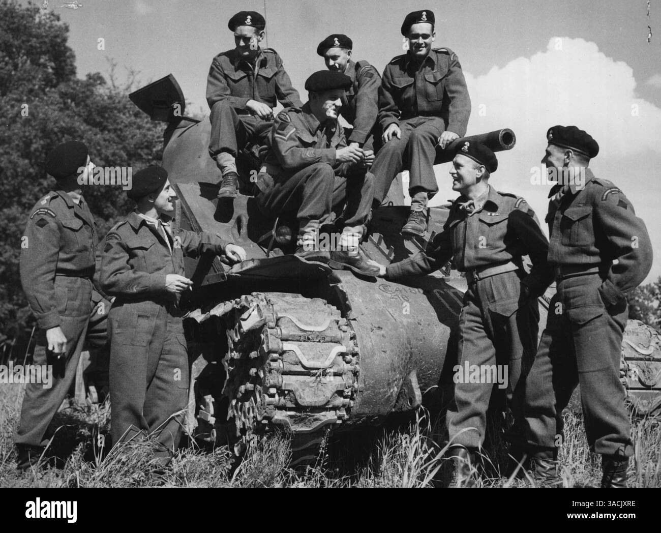 ***** serbatoi costruiti ***** Il D-Day che è sopravvissuto all’intera campagna europea **** . Nella foto con "bomba" ci sono i suoi orgogliosi membri dell'equipaggio, membri di un reggimento franco-canadese. Combatterono con lei attraverso la Francia nord-occidentale, il Belgio e l'Olanda in Germania. 23 luglio 1945. (Foto della Wartime Information Board). Foto Stock