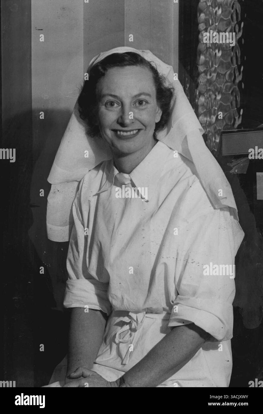 Suor Vivian Bullwinkel, unica donna sopravvissuta al massacro di Banka Island. Non vediamo l'ora di incontrare Odette Churchill a Londra c'è un'alta e bionda australiana Durge che ha testimoniato contro i giapponesi nei processi di guerra di Tokyo riguardanti atrocità commesse contro un gruppo di settanta evacuati da Singapore, tra cui ventidue infermiere australiane. Suor Vivian Bullwinkel, che viene da Melbourne, è ora infermiera receptionist all'Australia House. Undici anni fa era l'unica donna di quella festa a fuggire viva dai giapponesi. 5 aprile 1953. (Foto di Daily mail Contract) Foto Stock