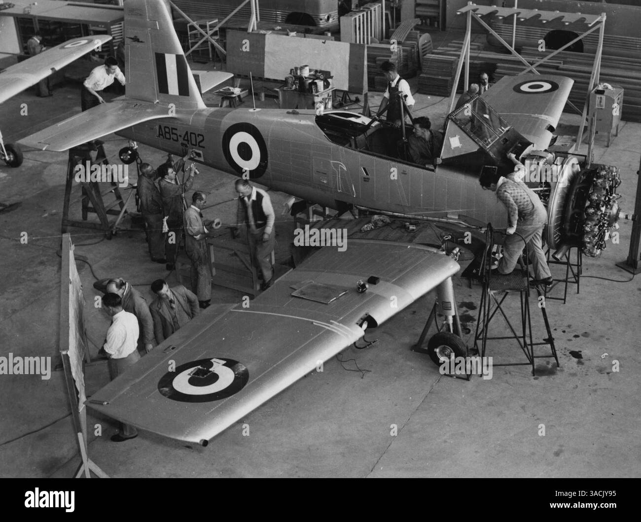 Nuovo Trainer della RAAF -- prima dalla linea di produzione del CA22 Winjeel presso lo stabilimento della Commonwealth Aircraft Corporation a Fishermen's Bend, Victoria. 1° aprile 1955. (Foto di RAAF Official Photo). Foto Stock