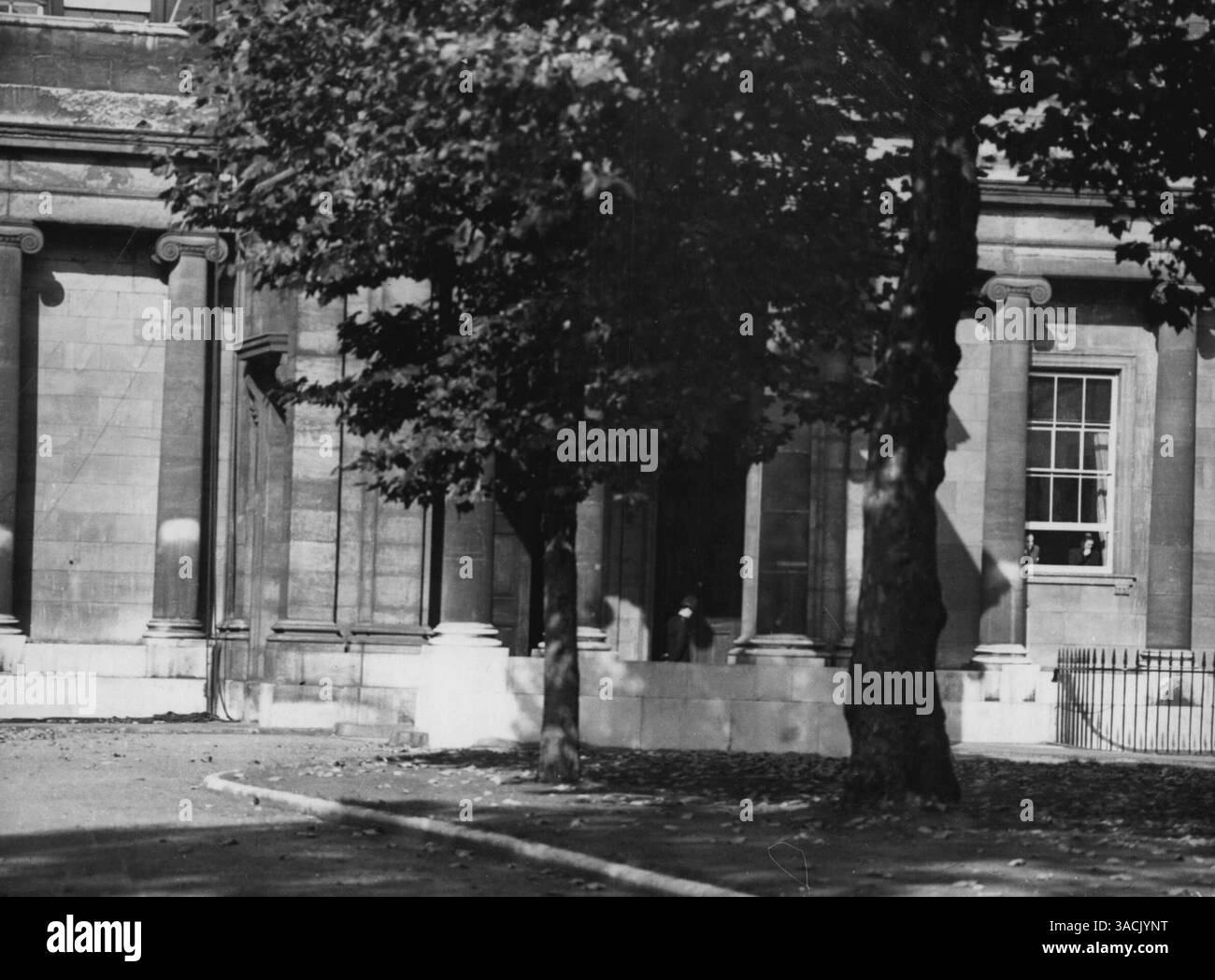 Il Palazzo ha fatto irruzione. I documenti di stato spariscono dalla stanza privata del maresciallo del corpo diplomatico - il cortile, mostrando un poliziotto in uniforme messo in servizio sulla porta mentre i detective ispezionano una delle finestre. Documenti diplomatici, alcuni dei quali contenenti segreti di Stato, furono rubati dalla stanza del Maresciallo del corpo diplomatico a Buckingham Palace durante la notte. Questa rapina, una delle più importanti degli ultimi anni, è stata rivelata alle 2 del mattino dopo il ritrovamento del Diplomatic Box. Che conteneva le carte, in un cestino in ***** , Victoria. La scatola, che aveva preso Foto Stock