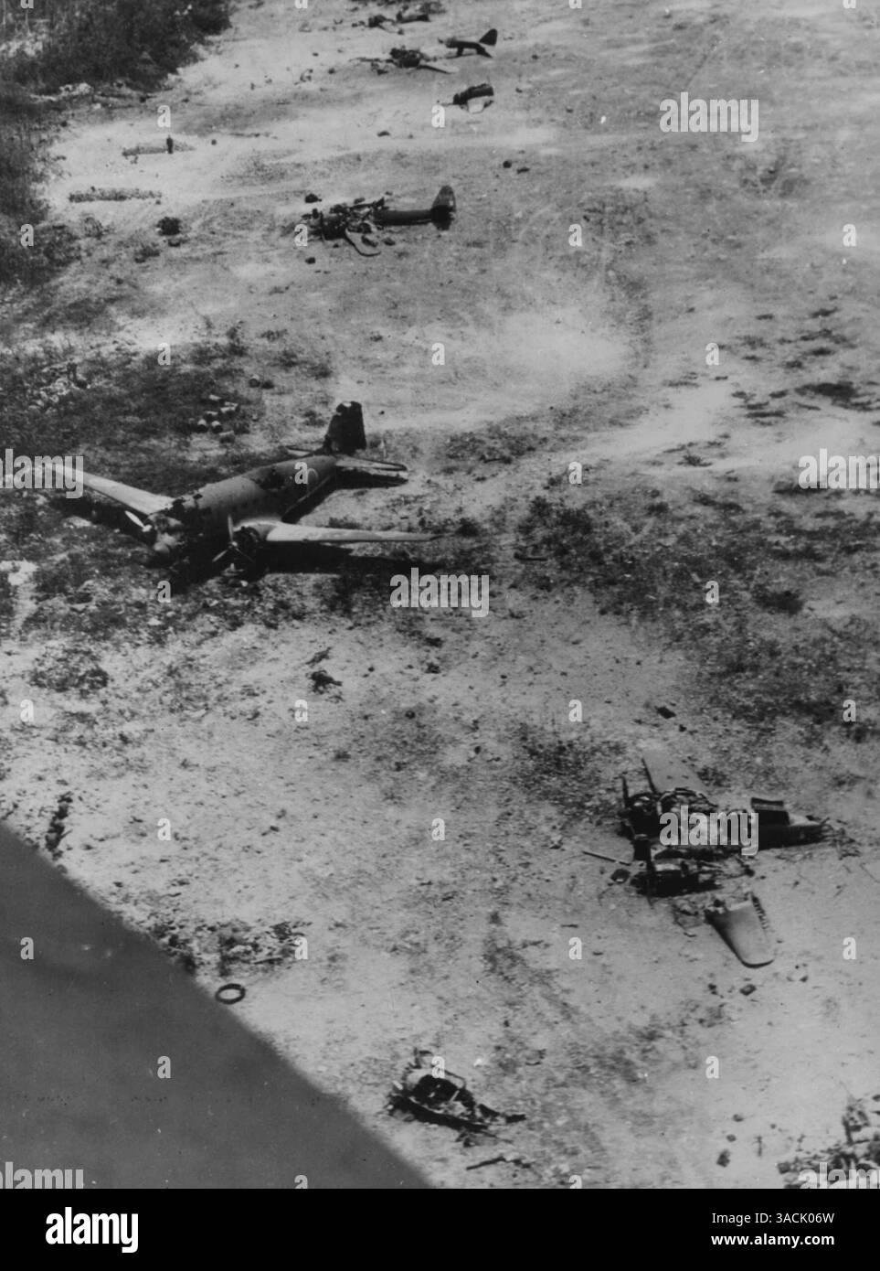 Perché la potenza aerea giapponese sta diminuendo: Sempre più comunicazioni della flotta del pacifico menzionano il numero di aerei giapponesi distrutti a terra, dimostrando che le forze di trasporto della flotta avevano raggiunto il clone di sorpresa e catturato il nemico completamente impreparato. Ecco cosa è successo a Peleliu nel gruppo Palau delle Carolina occidentali. Il relitto di aerei con il Sol Levante su di loro ha sparso il campo. 23 ottobre 1944. (Foto di Official U.S. Navy Photo). Foto Stock