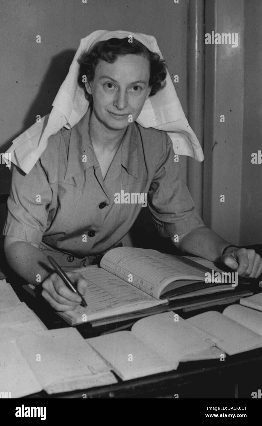 War Heroine a Londra. Spettacoli fotografici: Suor Vivian Bullwinkel di Melbourne, ora in servizio come infermiera receptionist presso l'Australia House, Londra. Suor Bullwinkel, che ha testimoniato contro i giapponesi durante i processi di guerra, è stata l'unica delle 22 infermiere australiane a sfuggire alla morte quando sono state uccise a macchina dalle truppe giapponesi mentre fuggivano dalla lancia. Le hanno sparato alla schiena, ma in seguito hanno dato **** se stessi e sopravvissuto alla guerra in una prigione **** . 10 marzo 1953. (Foto di Sports and General Press Agency Limited) Foto Stock