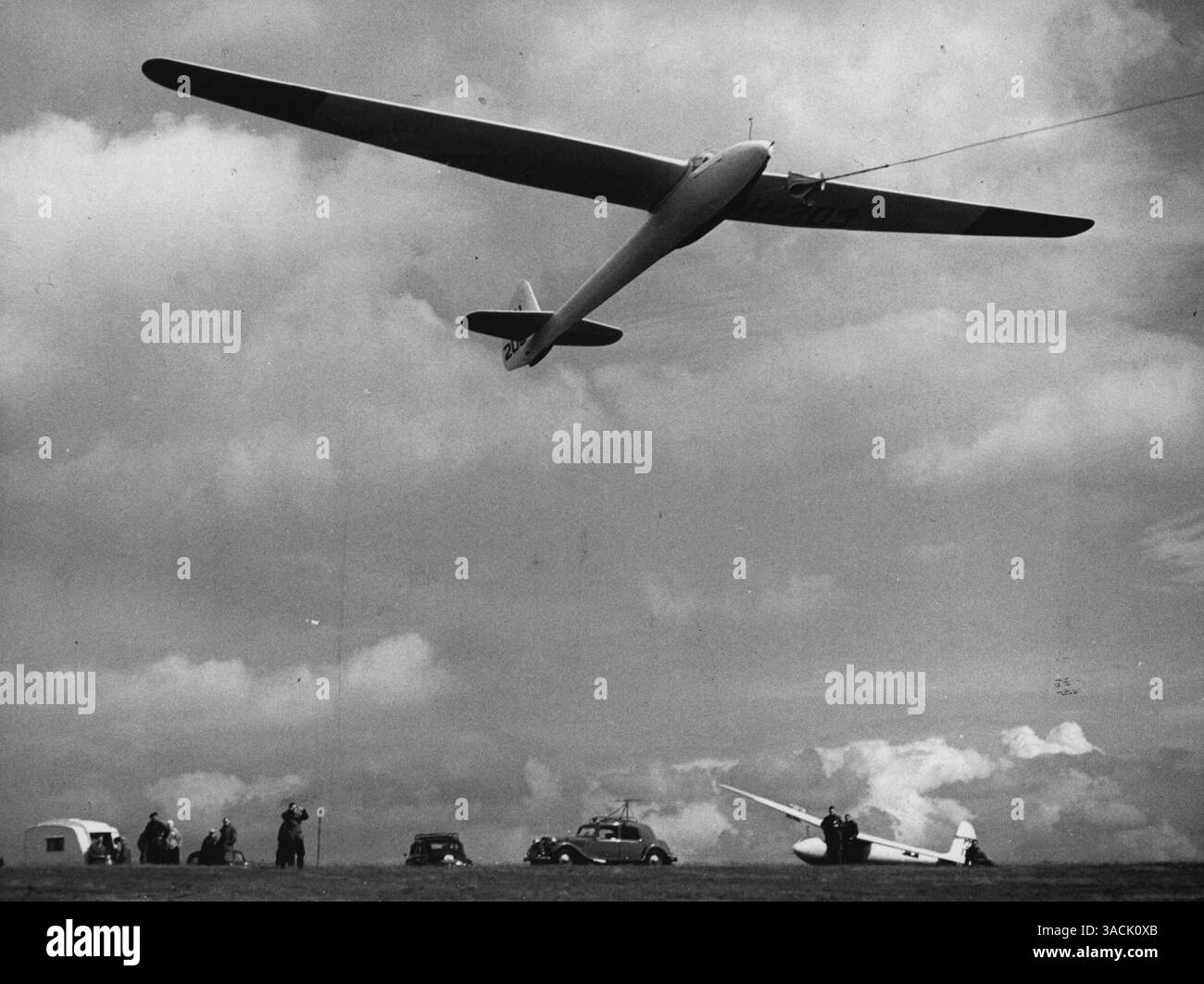 Volo silenzioso -- Un membro della squadra di alianti olandese decolla con il suo aliante monoposto durante le prove di ieri al GRT. Hucklow, Derbyshire, dove si terranno i campionati mondiali di deltaplano la prossima settimana. 16 luglio 1954. (Foto di Paul Popper, Paul Popper Ltd.). Foto Stock