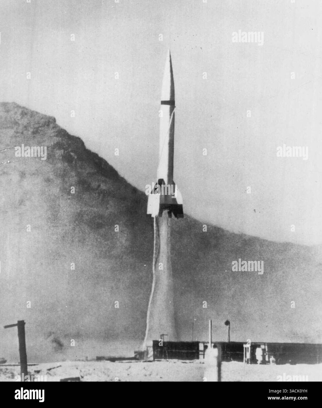 Air Force Guided Missile decolla -- il Consolidated Vultee 774, il primo missile guidato dell'Air Force statunitense ad avvicinarsi alle dimensioni del V-2 tedesco, si dirige verso gli spazi superiori dopo aver lasciato la piattaforma di lancio a White Sands, New Mexico, Proving Grounds. Il missile da 32 piedi, alimentato da un motore a combustibile liquido, ha raggiunto velocità supersoniche ed è potenzialmente in grado di raggiungere altitudini superiori a 100 miglia. È progettato per testare il funzionamento di tipi avanzati di veicoli a razzo e per la sperimentazione di tecniche di lancio. 29 gennaio 1949. (Foto di AP Wirephoto). Foto Stock