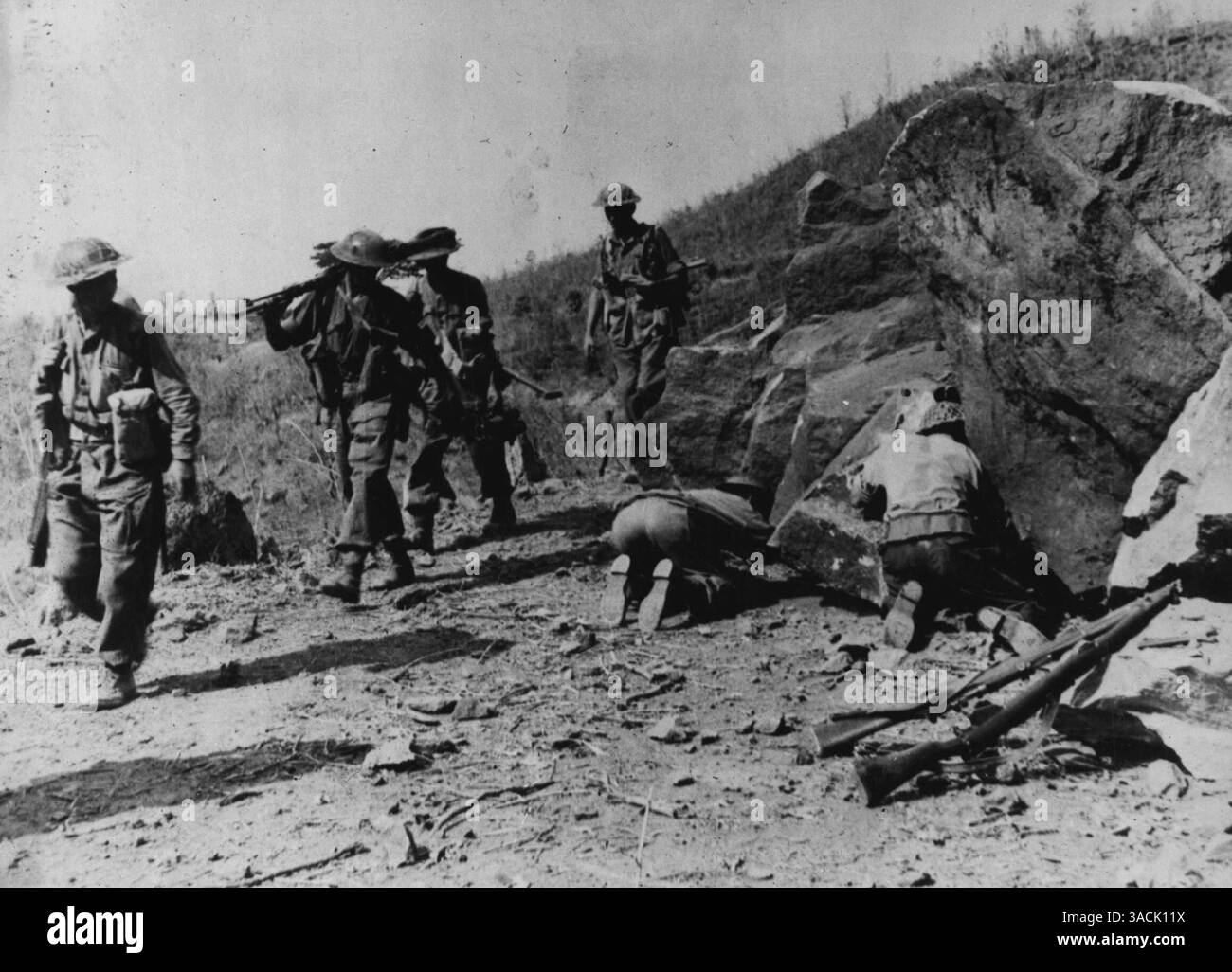 Le truppe britanniche prendono il Monte Popa -- le truppe britanniche sgombrano una strada bloccata sulla strada per il Monte Popa. A nord-est di Pakokku, una forza giapponese ha resistito ostinatamente contro il 14°., Armata sul Monte Popa, una collina di 4.900 metri. La collina fu finalmente liberata dalle truppe della 2nd Division britannica il 20 aprile. 16 luglio 1945. (Foto di British Official Photograph). Foto Stock