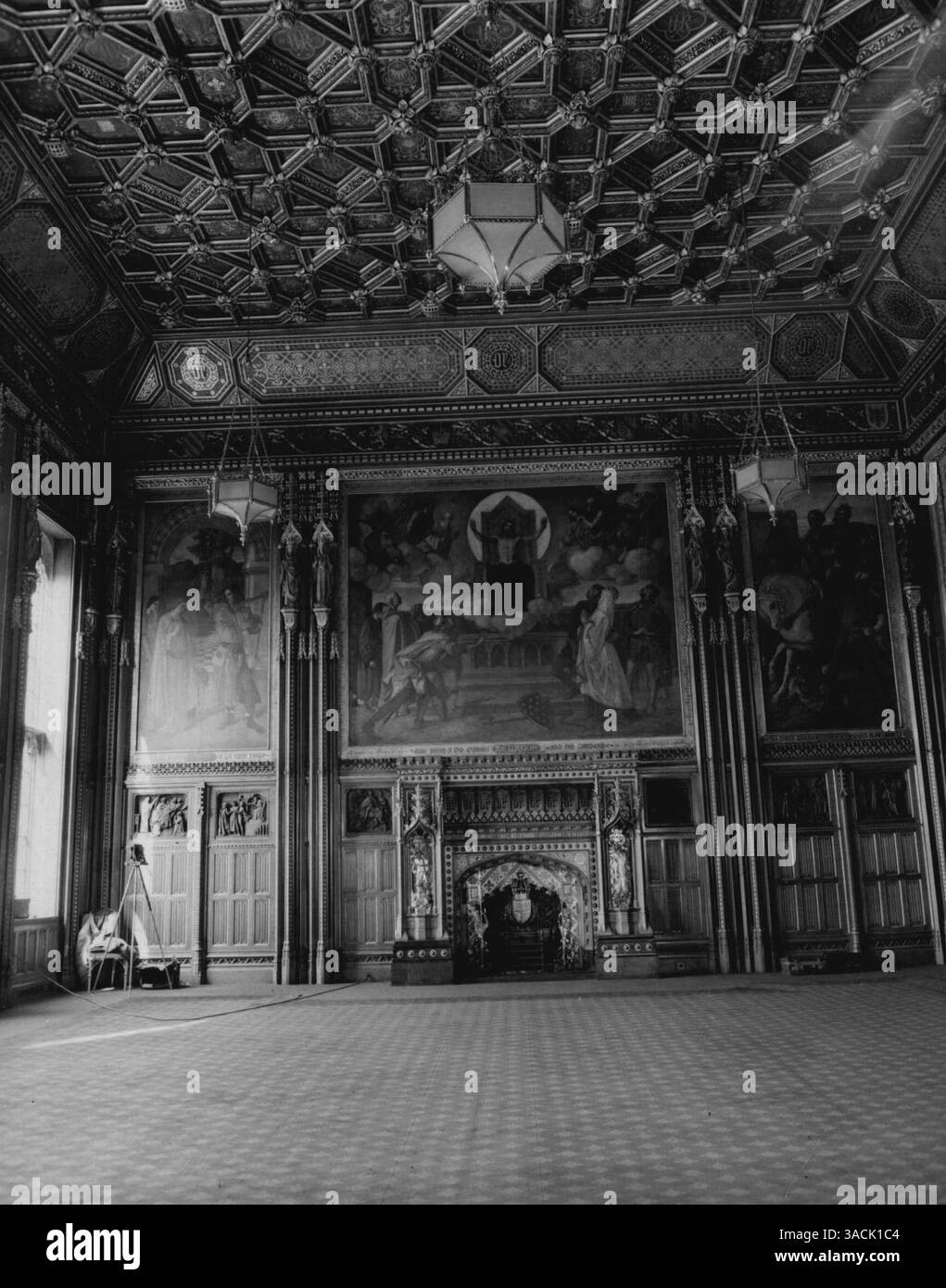 Royal Robing Room restaurato l'estremità occidentale della Royal Robing Room nel palazzo di Westminster, Londra, è visto questa mattina, 29 aprile. La sala è stata appena restaurata dal ministero delle opere. Fu usato dalla casa dei signori dal 1941 al 1950 quando la casa dei comuni occupò la camera dei signori. La Camera dei comuni è stata distrutta dall'azione nemica ed è stata ricostruita. Sopra il camino in marmo che è stato restaurato è un quadro della visione di Sir Galahad e della sua azienda. Aprile 29, 1952. (Foto di stampa associata). Foto Stock