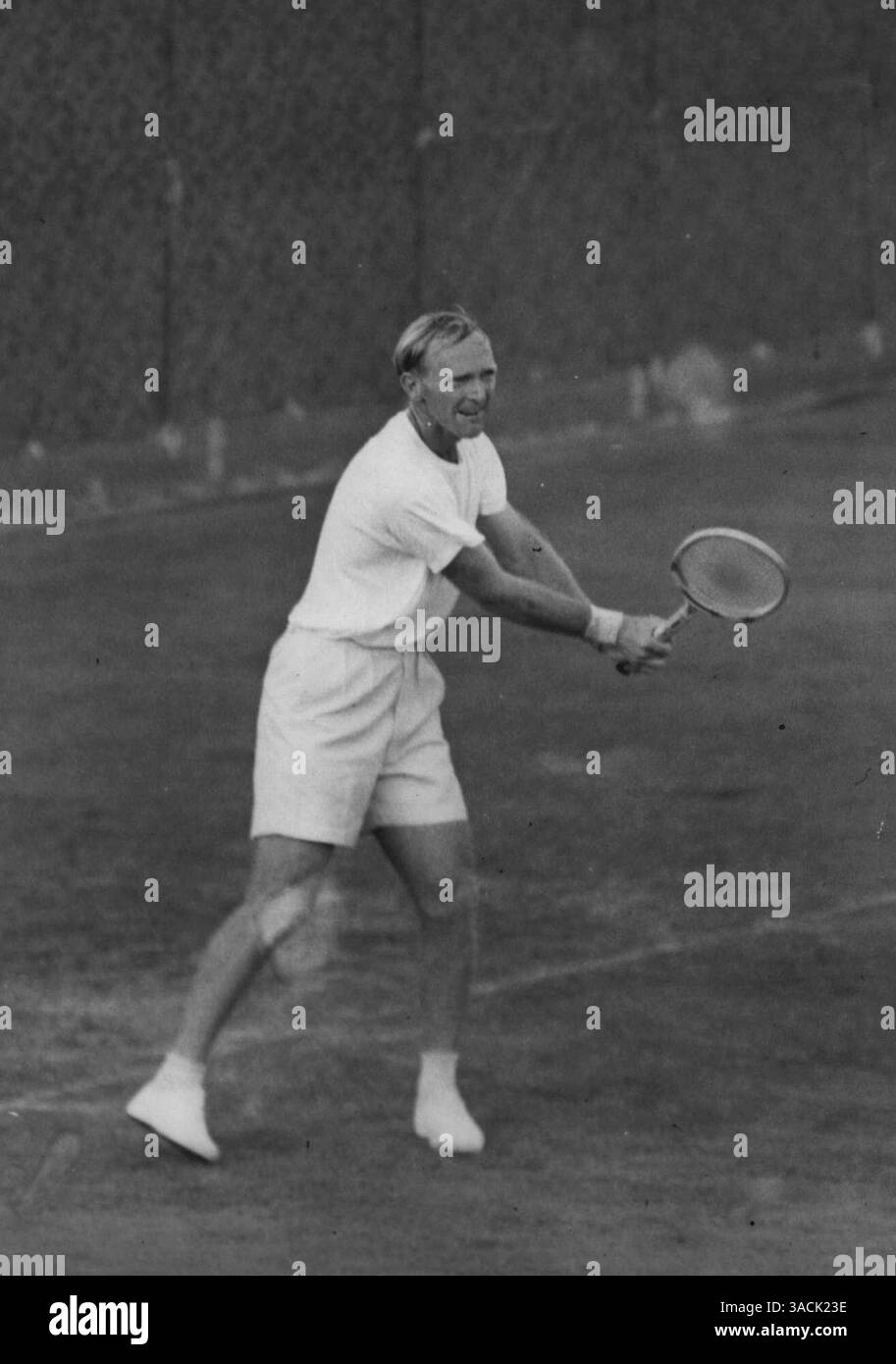 Usando due mani John Bromwich della squadra australiana di Coppa Davis, usa entrambe le mani mentre fa Un ritorno Backhand al suo avversario, il messicano Rolando Vega, nel loro match a Wilmington, del, luglio 29, Bromwich ha vinto in Straight Sets, 6-0, 6-2, 6-1. 30 luglio 1949. (Foto di Associated Press Photo) Foto Stock Usando due mani John Bromwich della squadra australiana di Coppa Davis, usa entrambe le mani mentre fa Un ritorno Backhand al suo avversario, il messicano Rolando Vega, nel loro match a Wilmington, del, luglio 29, Bromwich ha vinto in Straight Sets, 6-0, 6-2, 6-1. 30 luglio 1949. (Foto di Associated Press Photo) Foto Stock