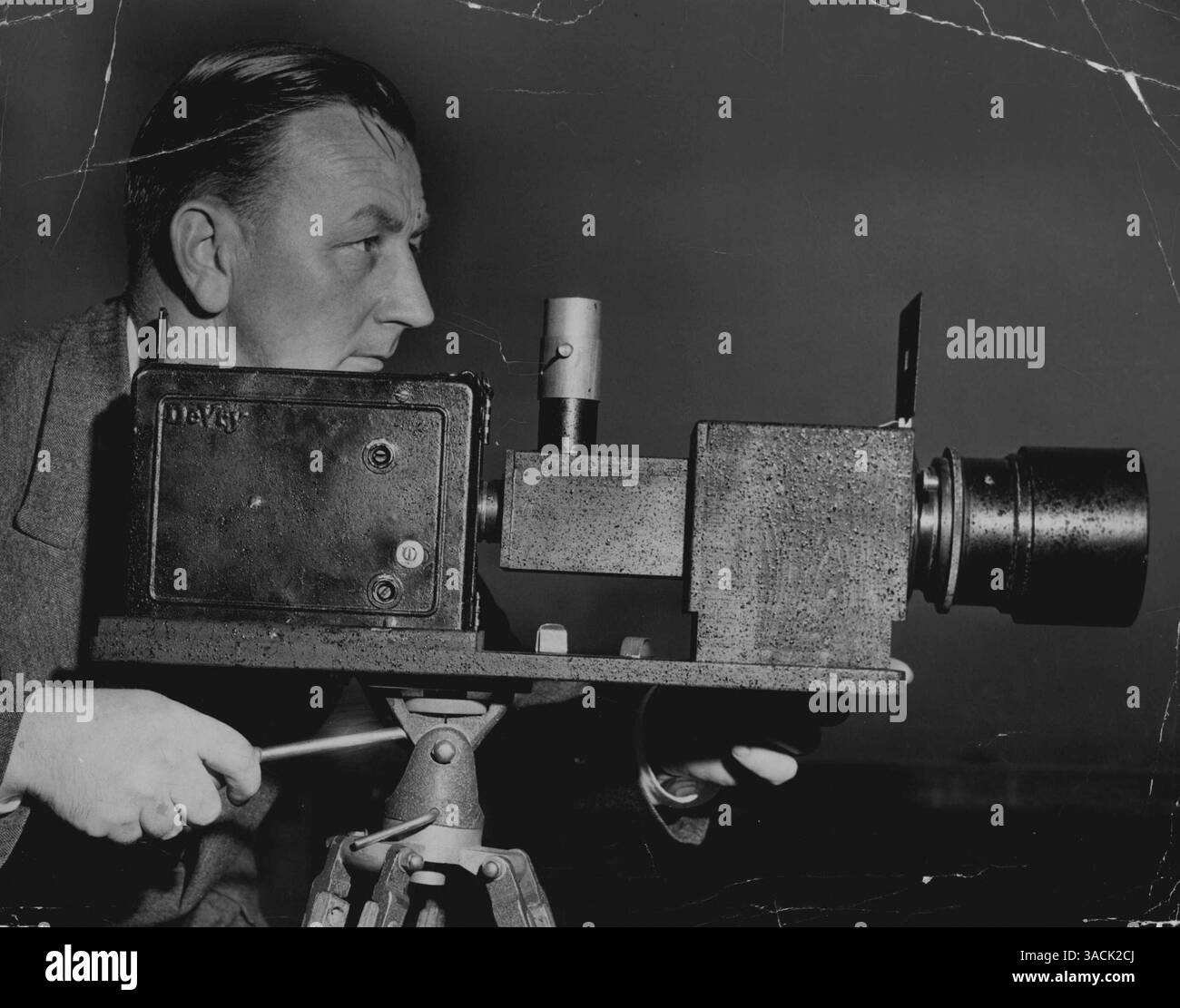 Il fotografo di vita sportiva Norman Herfort utilizza la nuova telecamera Wonder sviluppata da Chief Camera Mechanic della Associated Newspaper Limited, W. Whitehead. La straordinaria fotocamera è in grado di bloccare l'azione più rapida in una sorprendente immobilità e registrare ciò che l'occhio non riesce a rilevare. La telecamera per azione congelata di Sporting Life è uno sviluppo della telecamera per film DeVry dotata di teleobiettivo da 20 pollici e consente di scattare 12 fotogrammi al secondo su film da 35 mm. Sporting Life userà la sua fotocamera d'azione ghiacciata per fornire una serie unica di film d'istruzione su tutti gli sport. Febbraio 5, 1951. Foto Stock