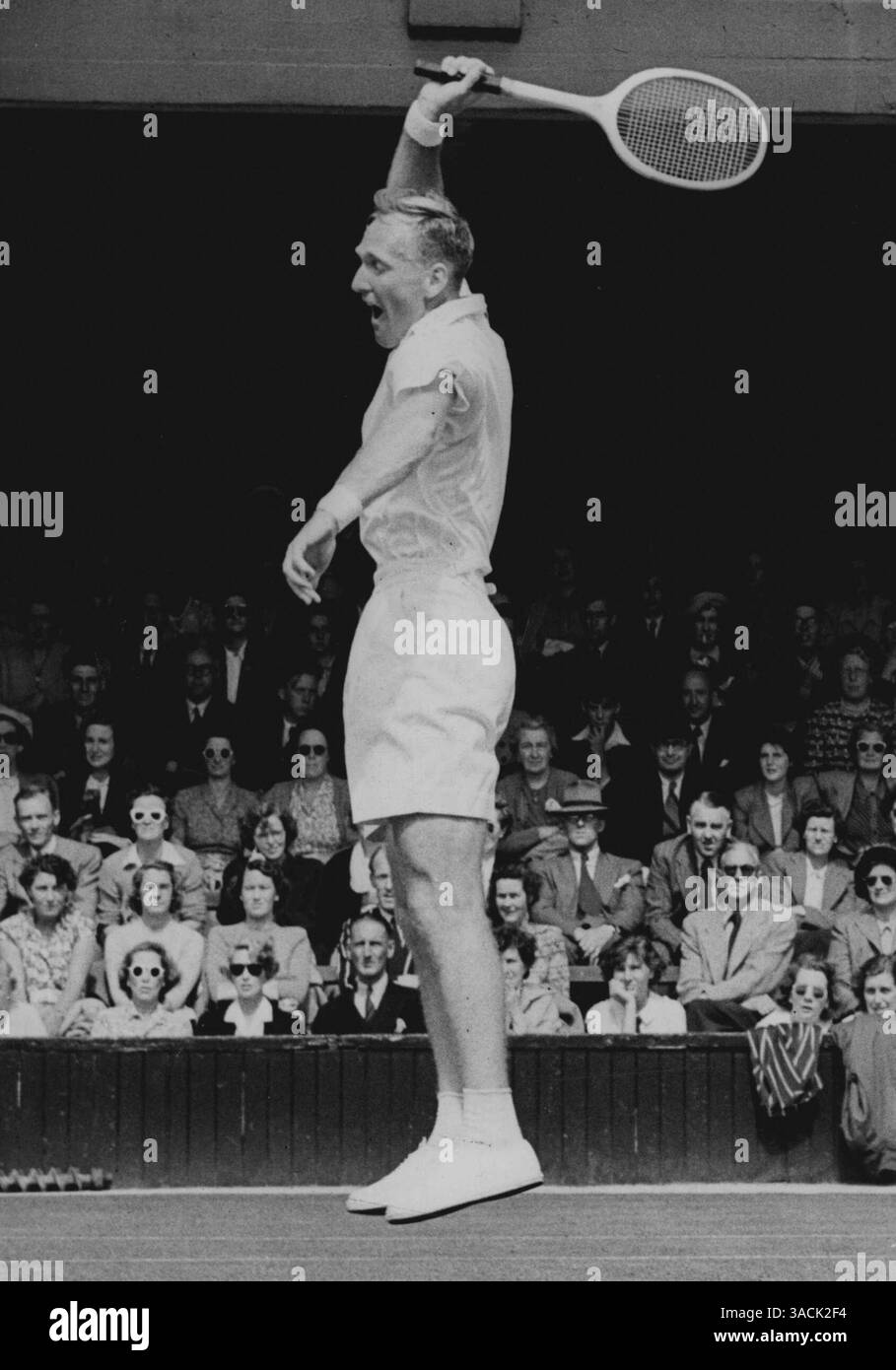 L'australiano 'in the Air' a Wimbledon 'decollando direttamente dal campo' mentre salta in aria per fare un colpo di grazia ai Campionati di tennis di Wimbledon è l'ambidestro australiano, John Bromwich. È il migliore irlandese, M. Murphy, nel suo primo round match, 6-0, 6-2, 6-2. 27 giugno 1950. (Foto di Paul Popper Ltd.) Foto Stock L'australiano 'in the Air' a Wimbledon 'decollando direttamente dal campo' mentre salta in aria per fare un colpo di grazia ai Campionati di tennis di Wimbledon è l'ambidestro australiano, John Bromwich. È il migliore irlandese, M. Murphy, nel suo primo round match, 6-0, 6-2, 6-2. 27 giugno 1950. (Foto di Paul Popper Ltd.) Foto Stock