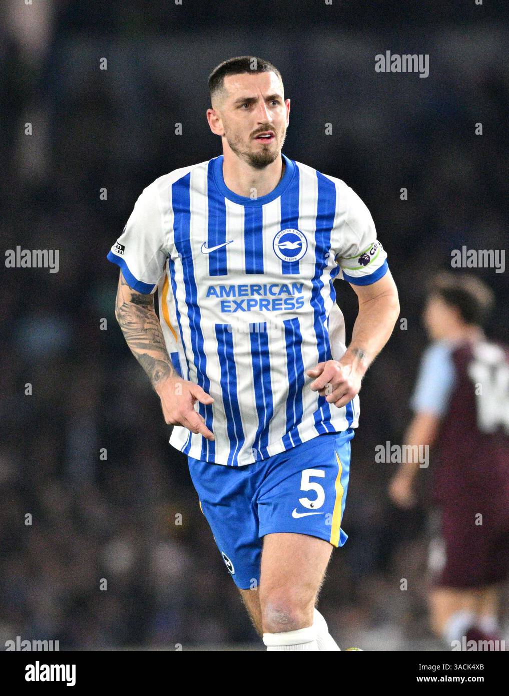 Lewis Dunk di Brighton durante la partita di Premier League tra Brighton e Hove Albion e Aston Villa all'American Express Stadium di Brighton, Regno Unito - 2 aprile 2025. - Photo simon Dack / Telephoto Images solo per uso editoriale. Niente merchandising. Per le immagini di calcio si applicano restrizioni fa e Premier League inc. Non è consentito l'utilizzo di Internet/dispositivi mobili senza licenza FAPL. Per ulteriori dettagli, contattare Football Dataco Foto Stock