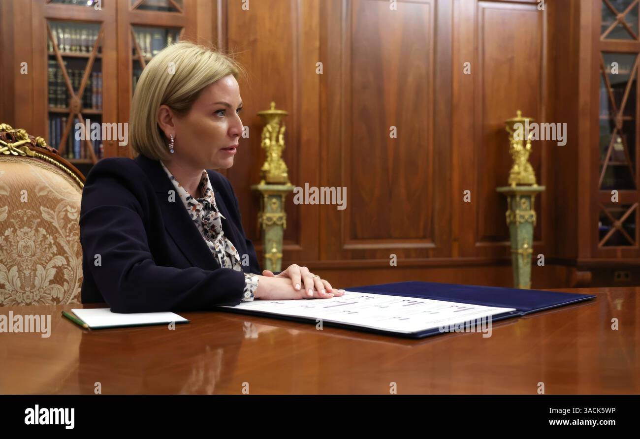 Mosca, Russia. 4 aprile 2025. Il ministro russo della cultura Olga Lyubimova, durante un incontro faccia a faccia con il presidente Vladimir Putin, al Cremlino, il 4 aprile 2025, a Mosca, in Russia. Crediti: Vyacheslav Prokofyev/piscina del Cremlino/Alamy Live News Foto Stock