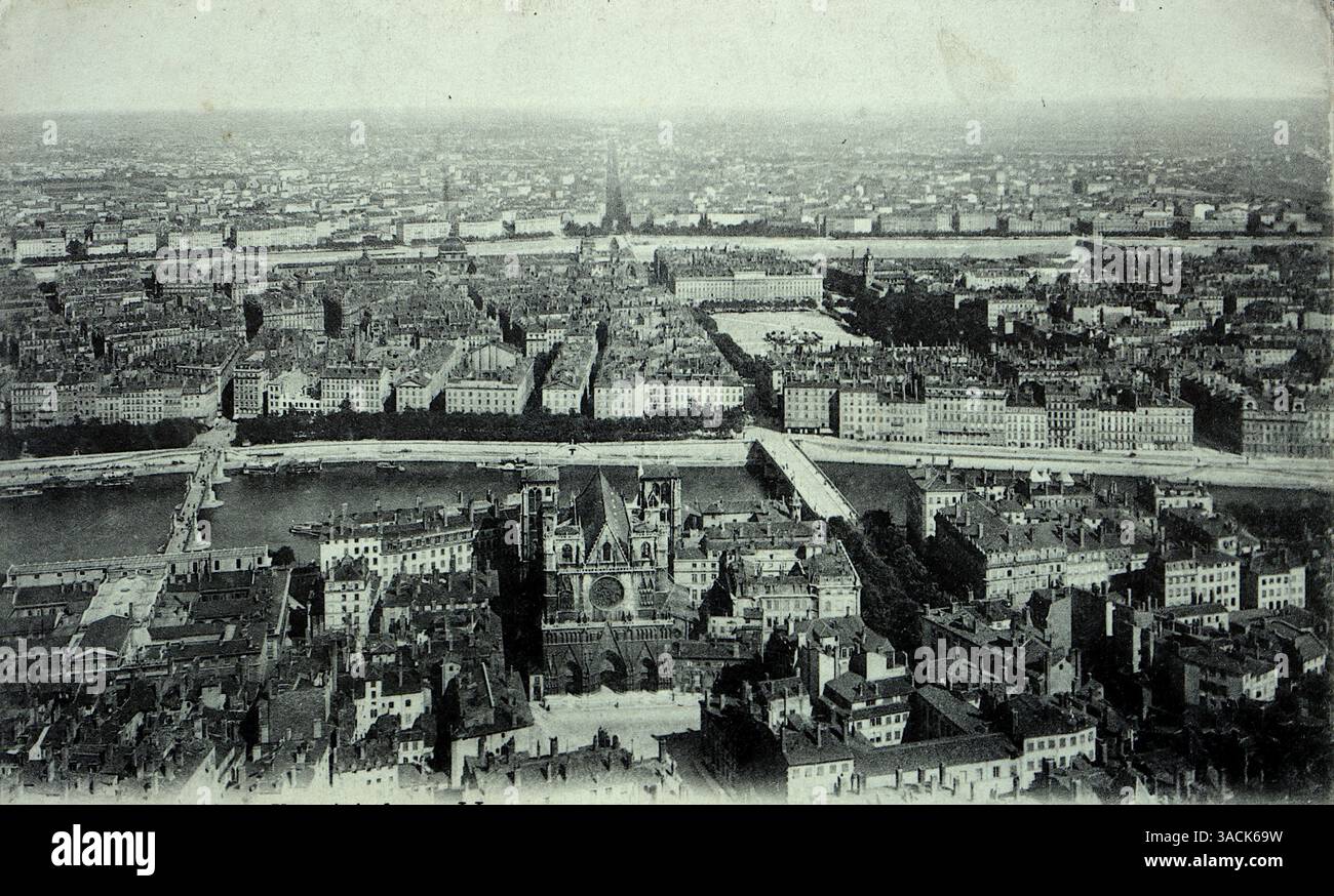 Lione – Vue generale – una vista generale da un alto punto panoramico, con molti edifici e uno dei due fiumi della città (il Rhône o il Saône. Da una cartolina originariamente pubblicata da Léon & Lévy, c1900s. Foto Stock
