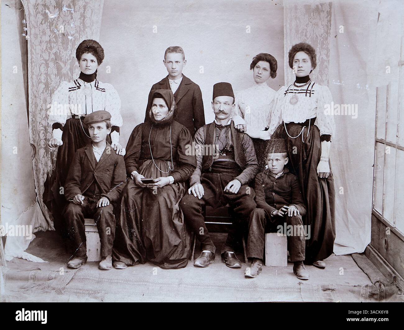 Bosnia, storia sociale, c1909. Un ritratto di famiglia (Mate Senja) in abbigliamento tradizionale, probabilmente tre generazioni. Da una fotografia originale di J. Hampl di Zenica, Bosnia. Nel 1909, Zenica faceva parte dell'Impero austro-ungarico, che aveva annesso la Bosnia ed Erzegovina nel 1908. La regione era amministrativamente governata sotto il dominio austro-ungarico a quel tempo. L'annessione fu un evento significativo nella storia europea, contribuendo alle tensioni che alla fine portarono alla prima guerra mondiale Foto Stock