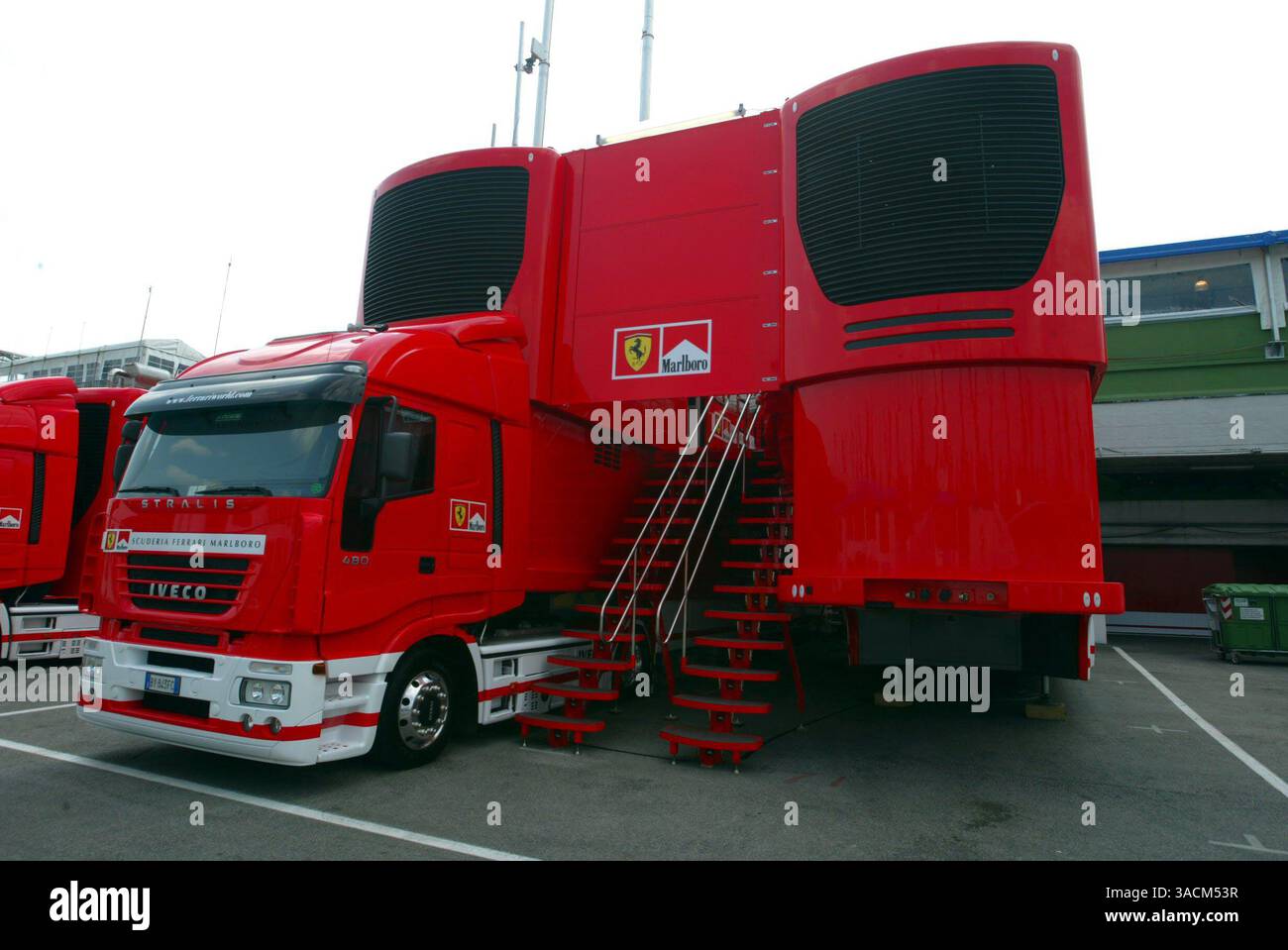 I nuovi camion Ferrari..Formula 1 World Championship, Rd4, Gran Premio di San Marino, preparativi, Imola, Italia, 17 aprile 2003..IMMAGINE DIGITALE (Credit Image: ©Sutton Motorsports/ZUMA Press) Foto Stock
