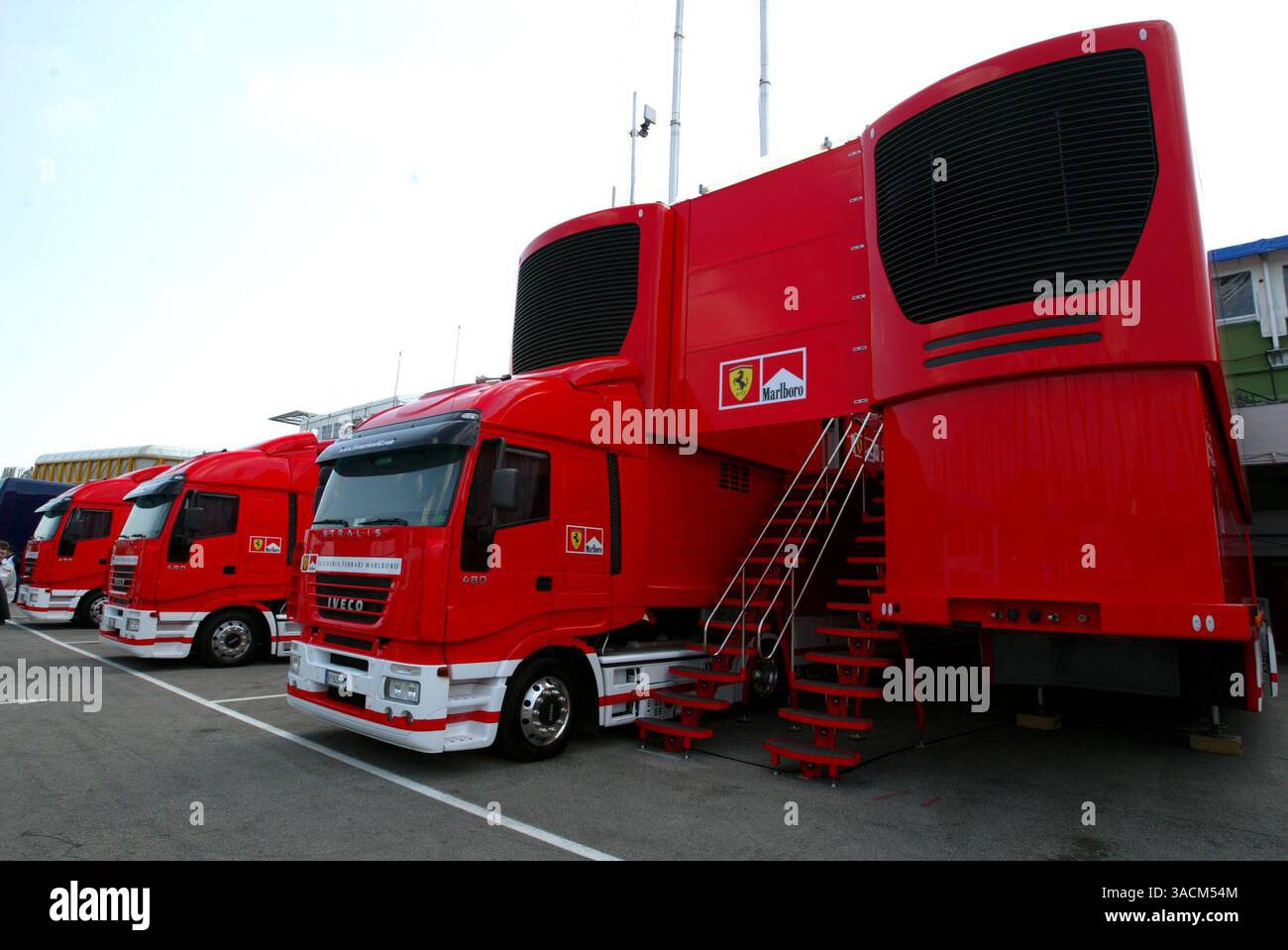 I nuovi impressionanti camion Ferrari..Formula 1 World Championship, Rd4, Gran Premio di San Marino, preparativi, Imola, Italia, 17 aprile 2003..IMMAGINE DIGITALE (Credit Image: ©Sutton Motorsports/ZUMA Press) Foto Stock