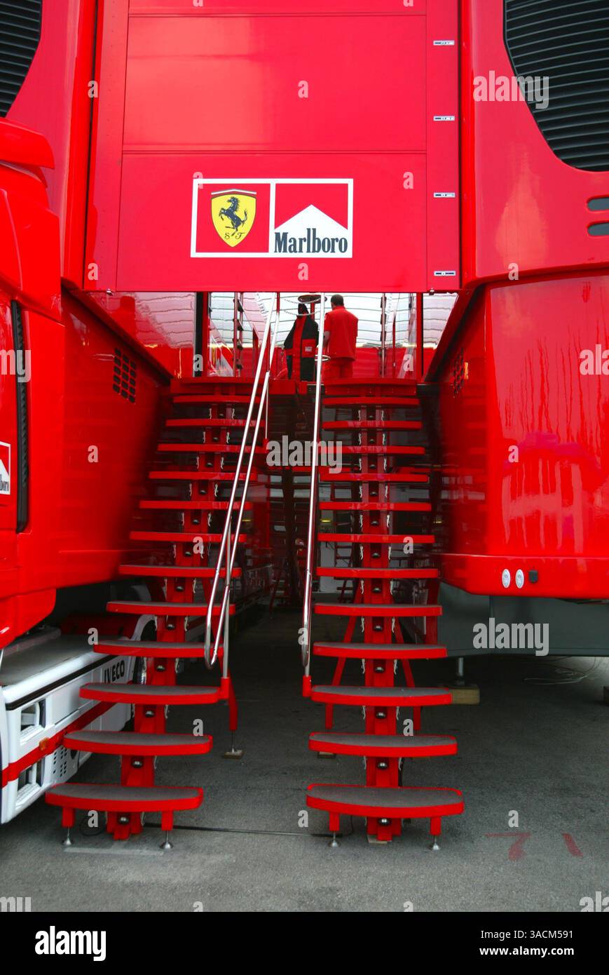 I nuovi impressionanti camion Ferrari..Formula 1 World Championship, Rd4, Gran Premio di San Marino, preparativi, Imola, Italia, 17 aprile 2003..IMMAGINE DIGITALE (Credit Image: ©Sutton Motorsports/ZUMA Press) Foto Stock