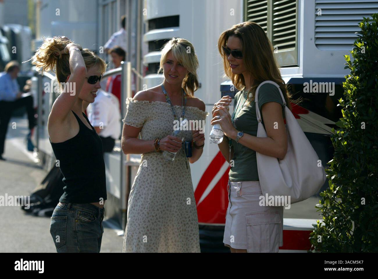 Jacques Villeneuve (CDN) fidanzata BAR Ellie Green (USA) (sinistra) con Louise Griffiths (GBR, destra) fidanzata di Jenson Button (GBR) BAR e un amico..Formula 1 World Championship, Rd4, San Marino Grand Prix, Imola, Italia, 18 aprile 2003..IMMAGINE DIGITALE (Credit Image: ©Sutton Motorsports/ZUMA Press) Foto Stock
