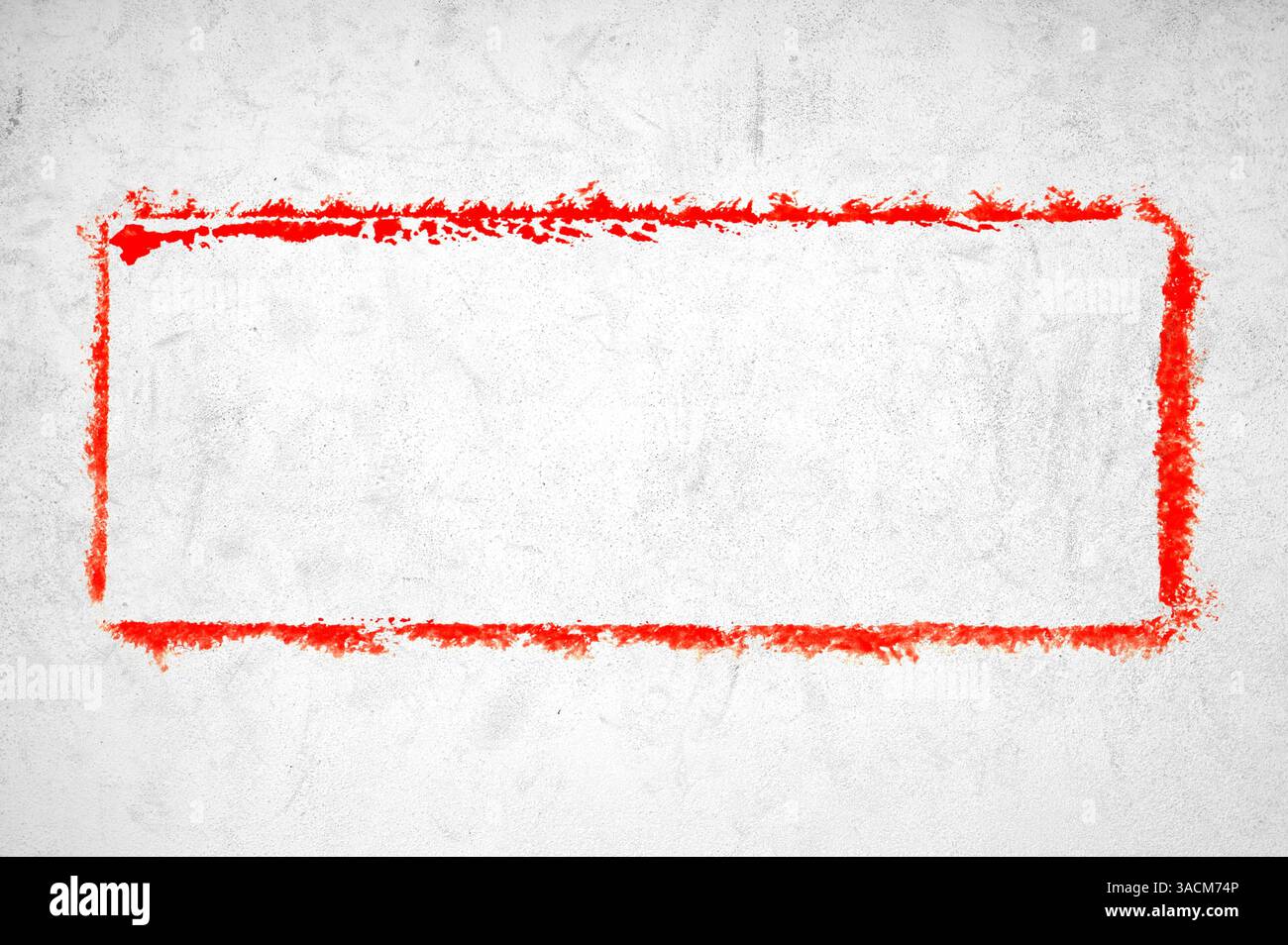 Parete grunge bianca sporca come sfondo con cornice rossa disordinata come bordo con spazio di testo Foto Stock