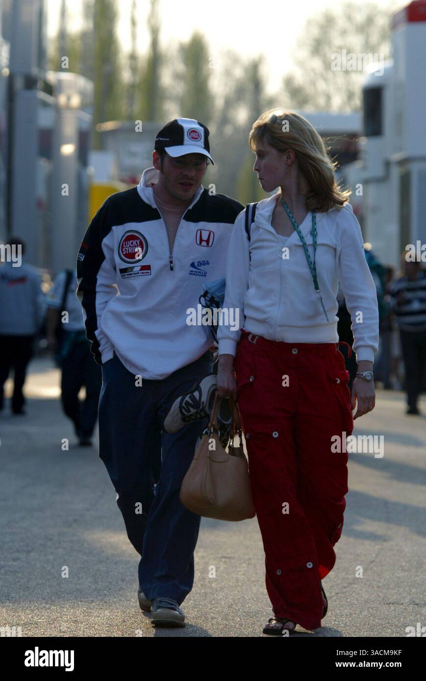 Da L a R): Jacques Villeneuve (CDN) BAR con la sua fidanzata Ellie Green (USA)..Formula 1 World Championship, Rd4, San Marino Grand Prix, Imola, Italia, 19 aprile 2003..IMMAGINE DIGITALE (Credit Image: ©Sutton Motorsports/ZUMA Press) Foto Stock