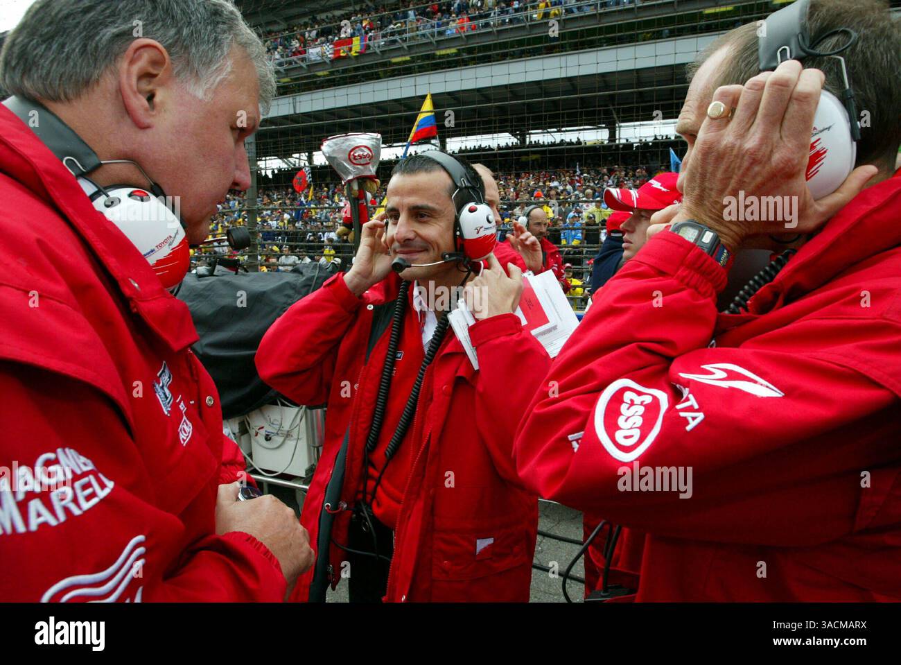 Da L a R): Norbert Kreyer (GER) Senior General Manager of Race and test Engineering, Ange Pasquali (fra) Toyota Team Manager e Humphrey Corbett (GBR) Toyota Race Engineer sulla griglia..Formula 1 World Championship, Rd15, United States Grand Prix, Race Day, Indianapolis, USA, 28 settembre 2003..IMMAGINE DIGITALE (Credit Image: ©Sutton Motorsports/ZUMA Press) Foto Stock
