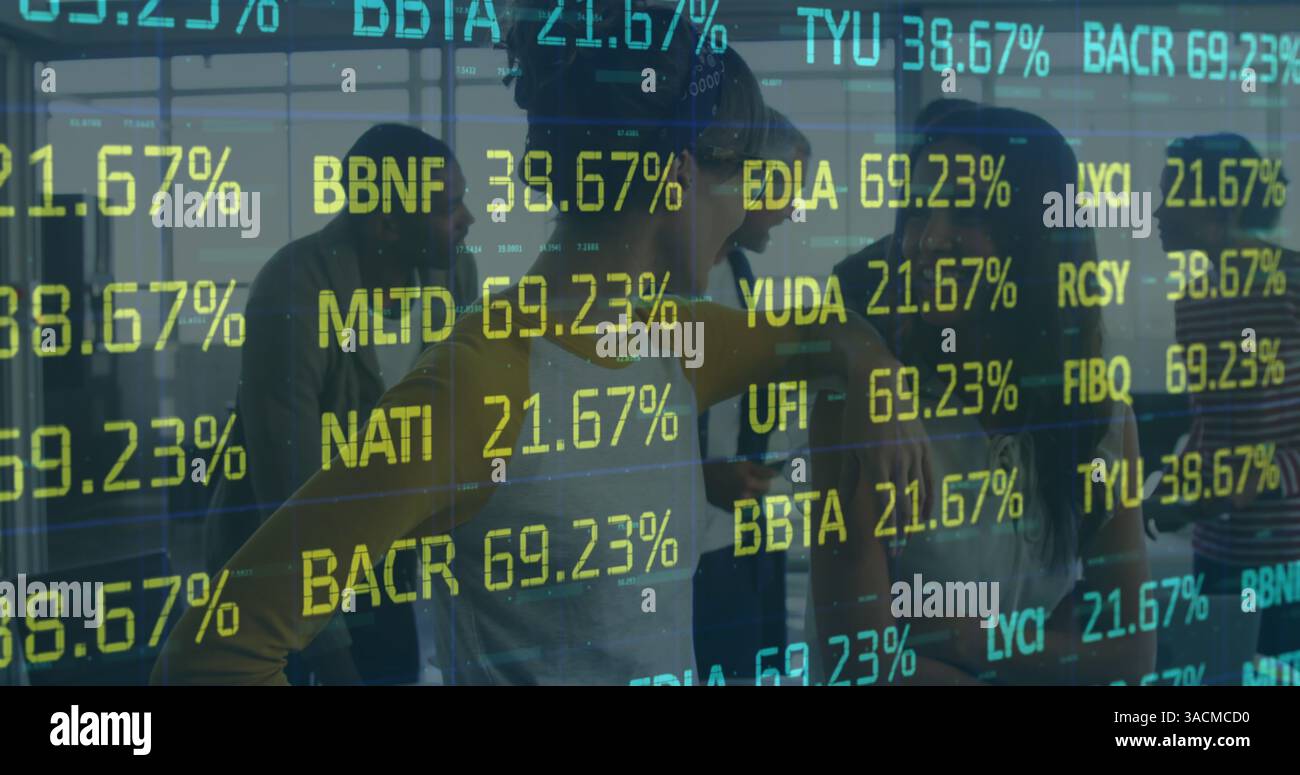 Immagine dell'elaborazione dei dati finanziari su persone aziendali in ufficio Foto Stock