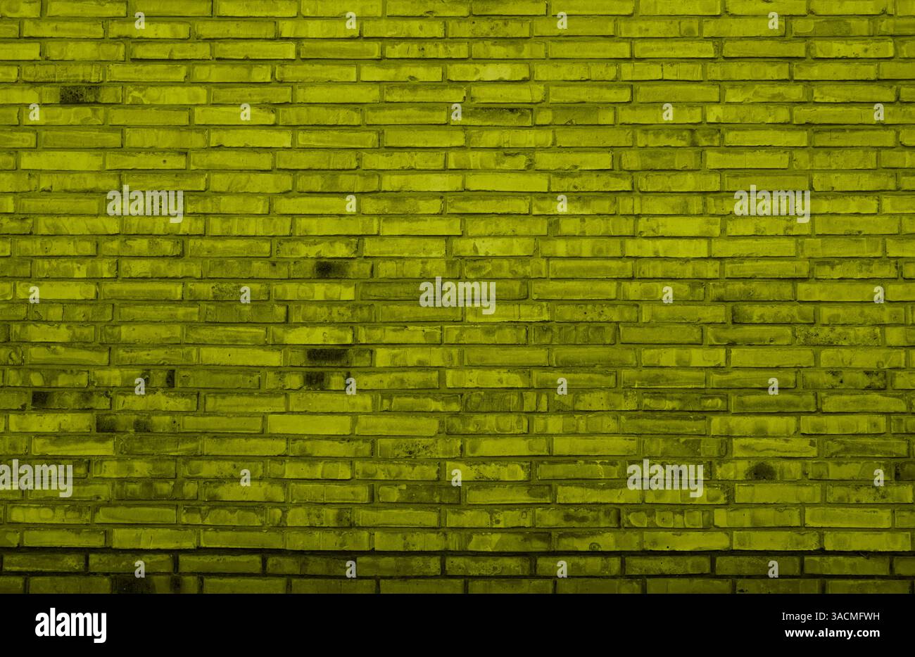 Vecchio muro di mattoni gialli infranti Foto Stock