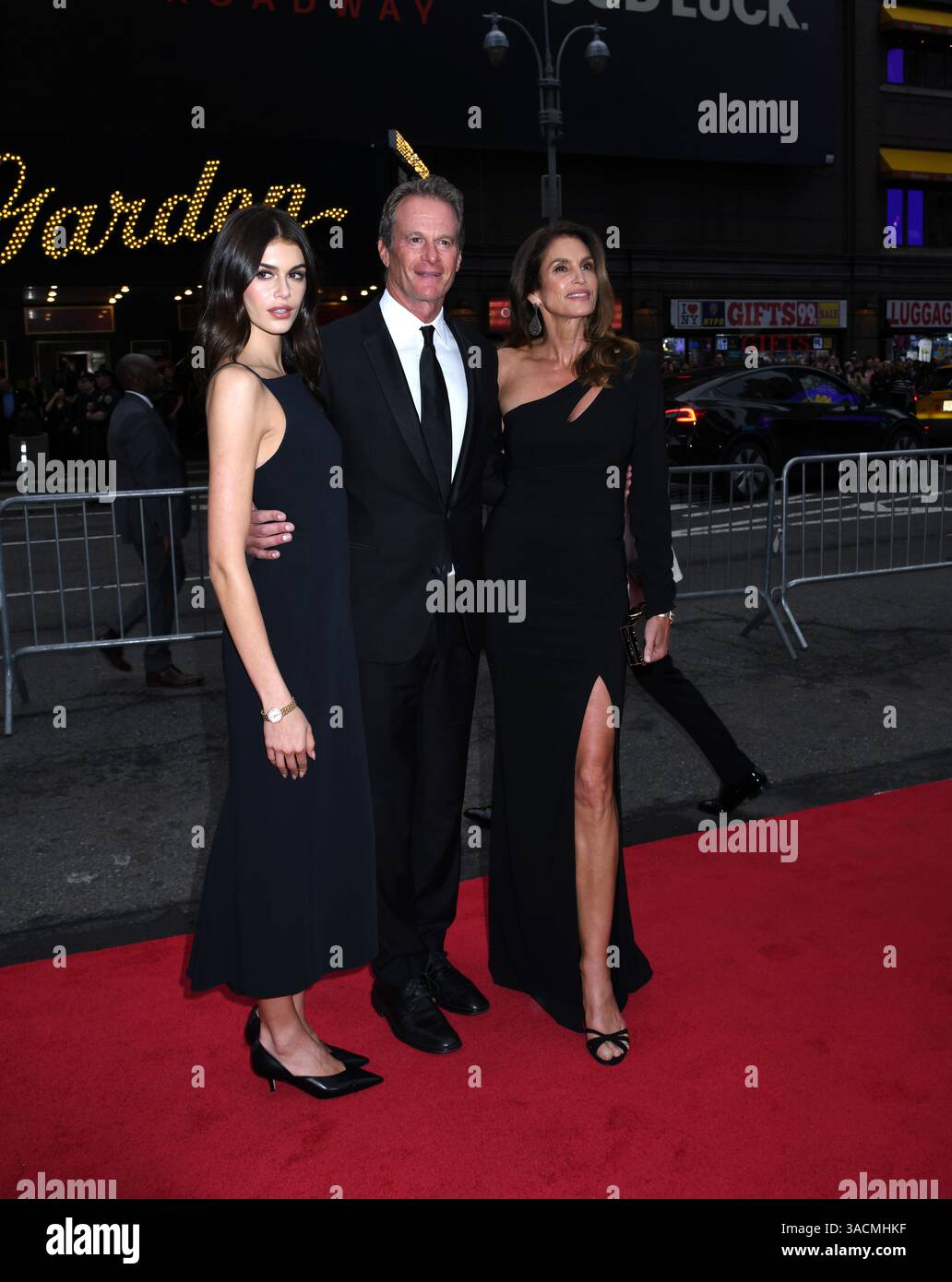 3 aprile 2025, New York, NY, Stati Uniti: Kaia Gerber, Rande Gerber e Cindy Crawford assistono alla serata di apertura di Broadway di "Good Night, and Good Luck" al Winter Garden Theatre di New York. 3 aprile 2025. (Credit Image: © Photo Image Press via ZUMA Press Wire) SOLO PER USO EDITORIALE! Non per USO commerciale! Foto Stock