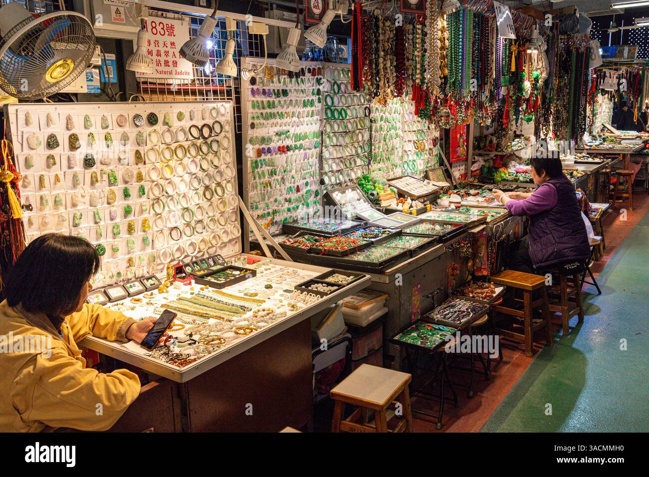 Gioielli, accessori e ciondoli di fortuna Jade in vendita nel Bazaar Yau ma Tei Jade Hawker, Shanghai Sreet, Kowloon, Hong Kong, Cina Foto Stock