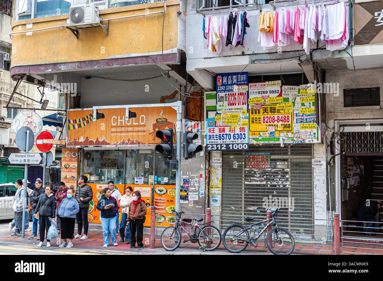 Lavaggio appeso all'asciugatura, Shanghai Sreet, Kowloon, Hong Kong, Cina Foto Stock